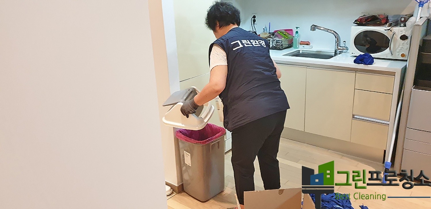 상세한 사무실 바닥 청소