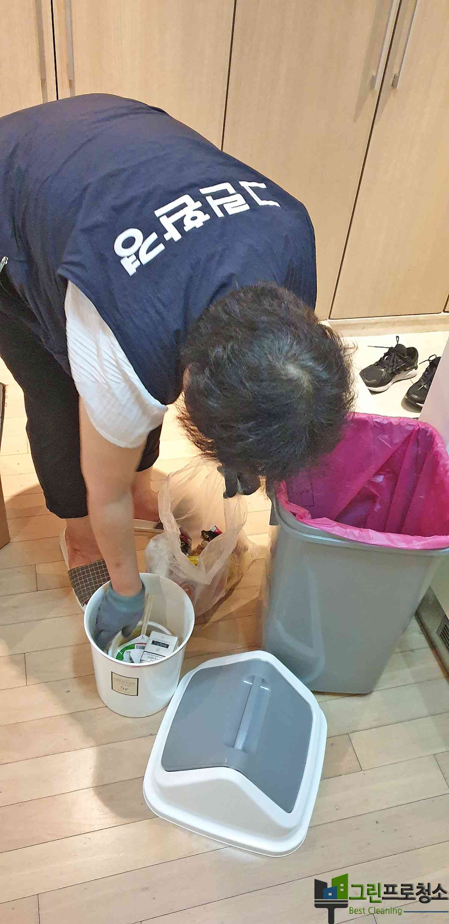 사무실 유리창 청소 작업