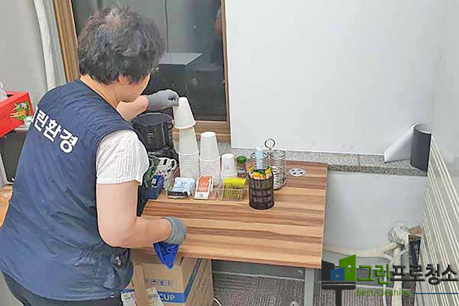 정기적인 사무공간 청소 모습