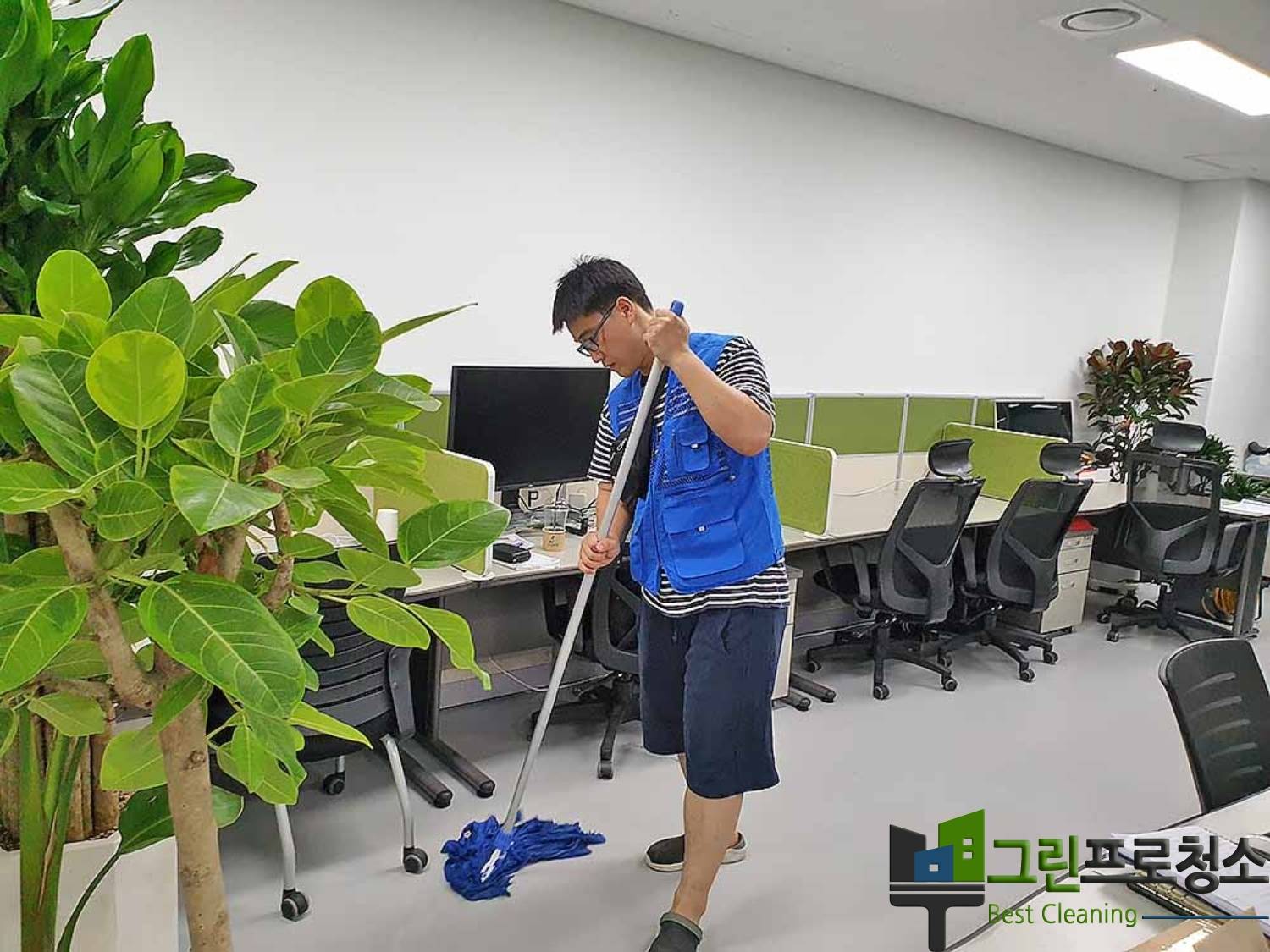책상 정리 청소 모습
