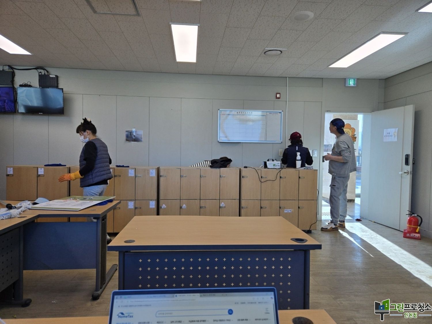 바닥 청소 중인 현장
