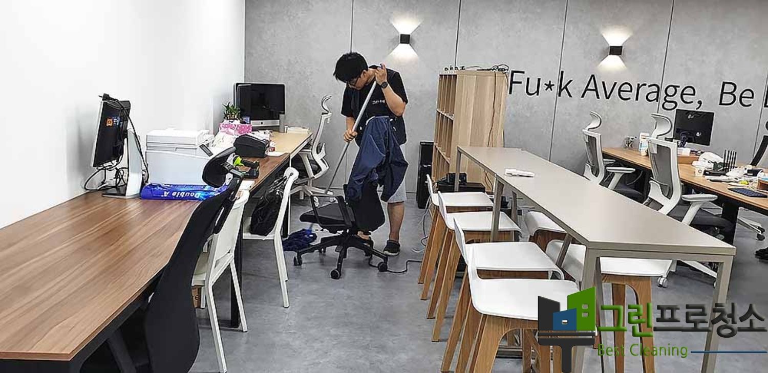 사무용 기기 주변 먼지 제거 모습