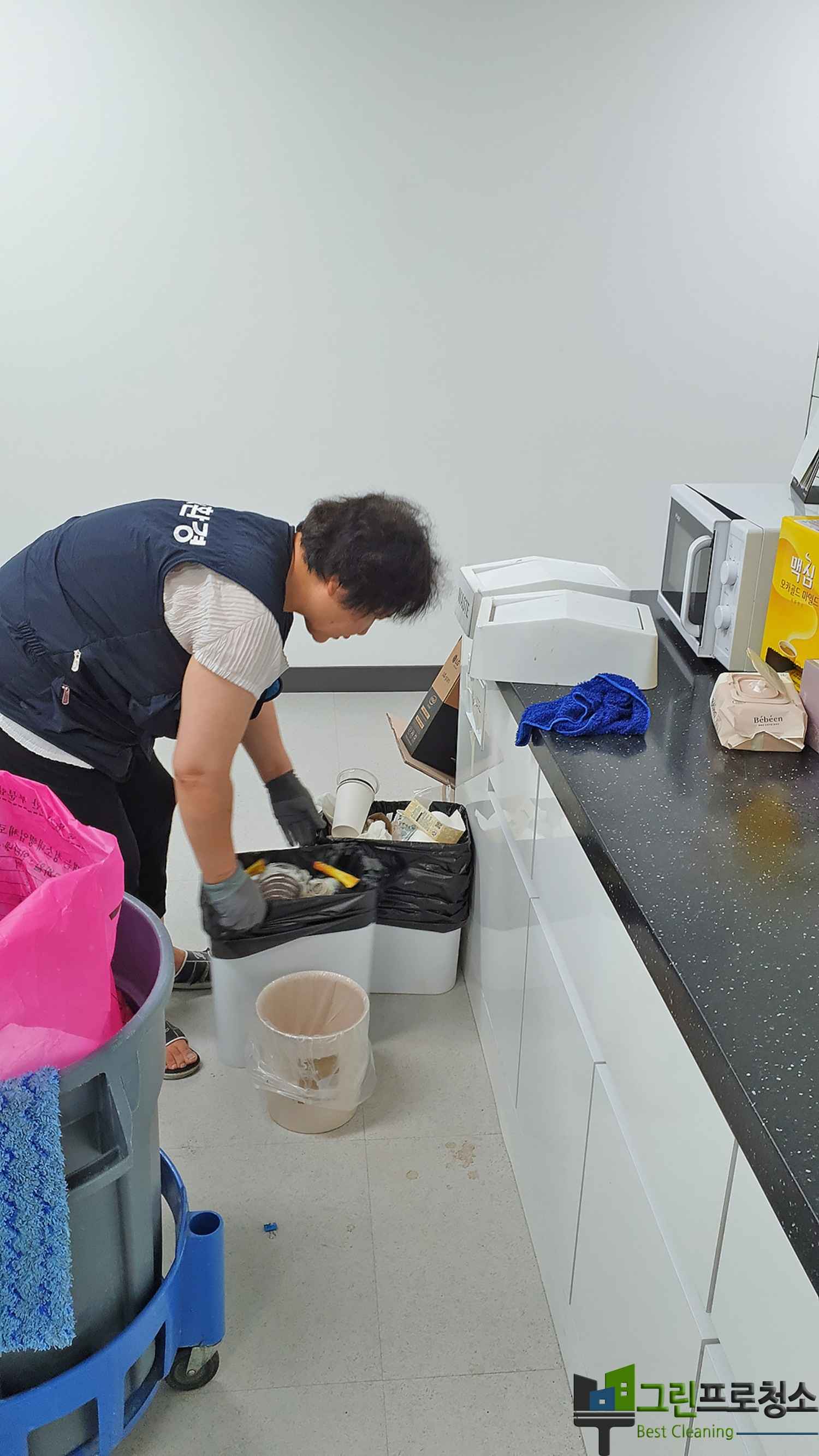 바닥 청소 전문 장비 사용 이미지