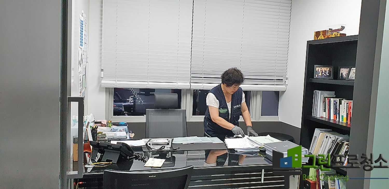 사무실 공용 공간 청소 장면
