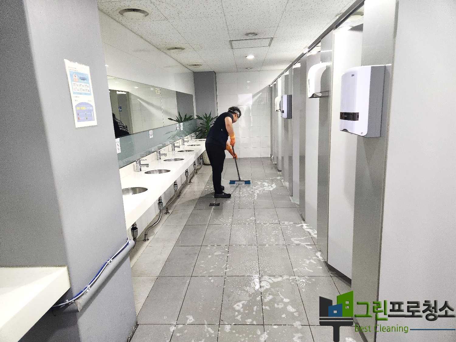 청소 장비를 사용한 계단 작업