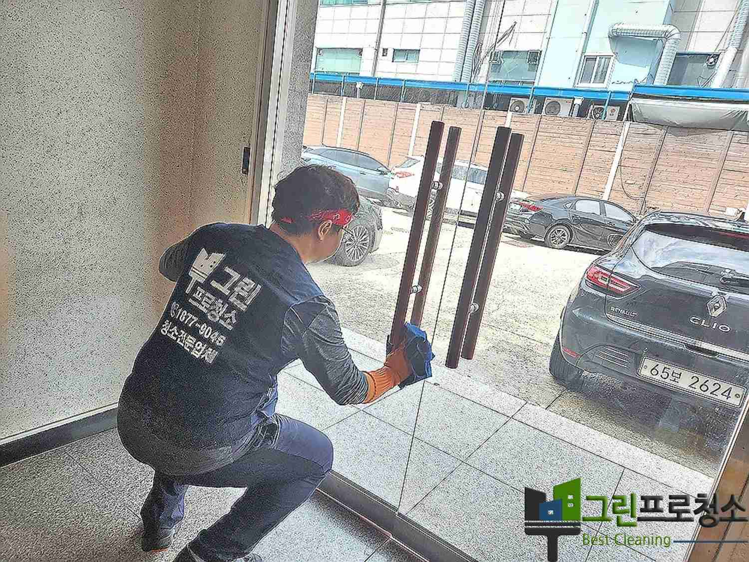 상가 청소를 마친 깔끔한 복도