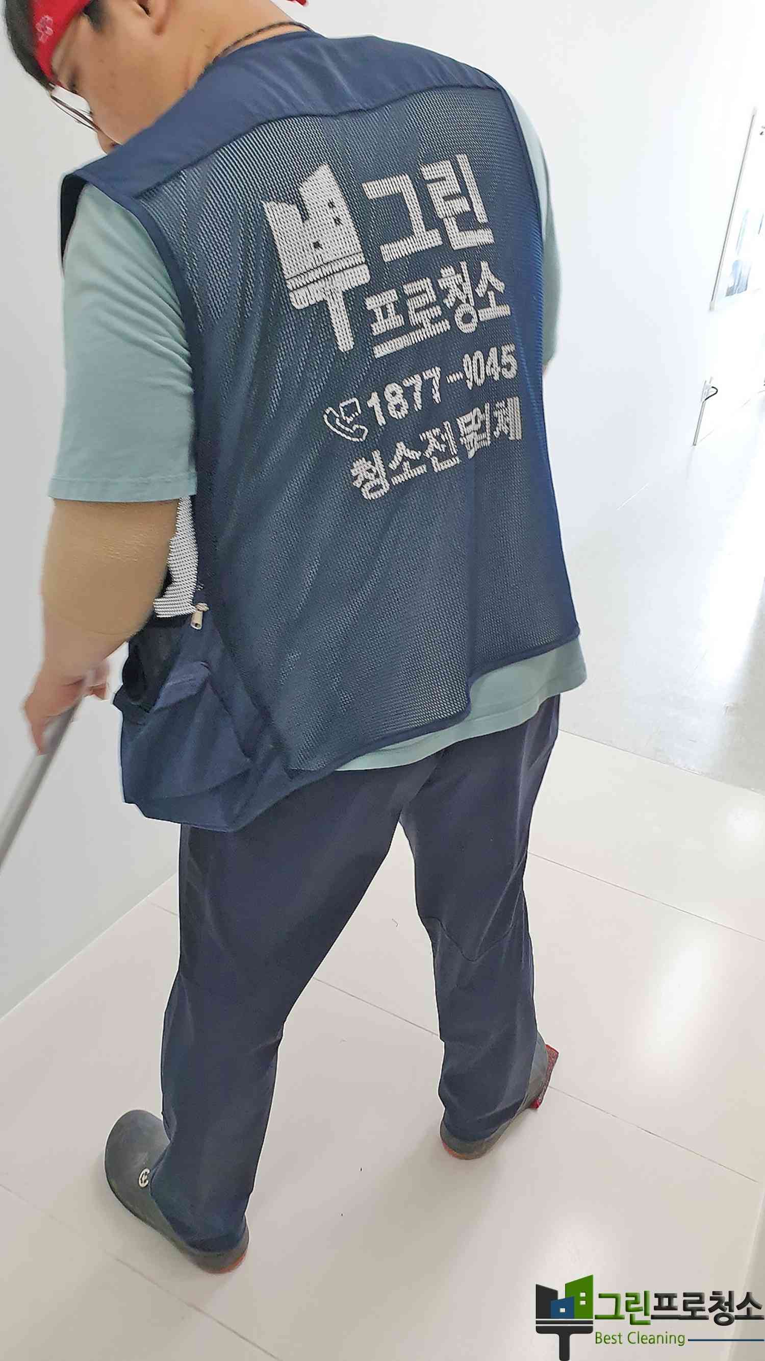 화장실 정기청소 이미지