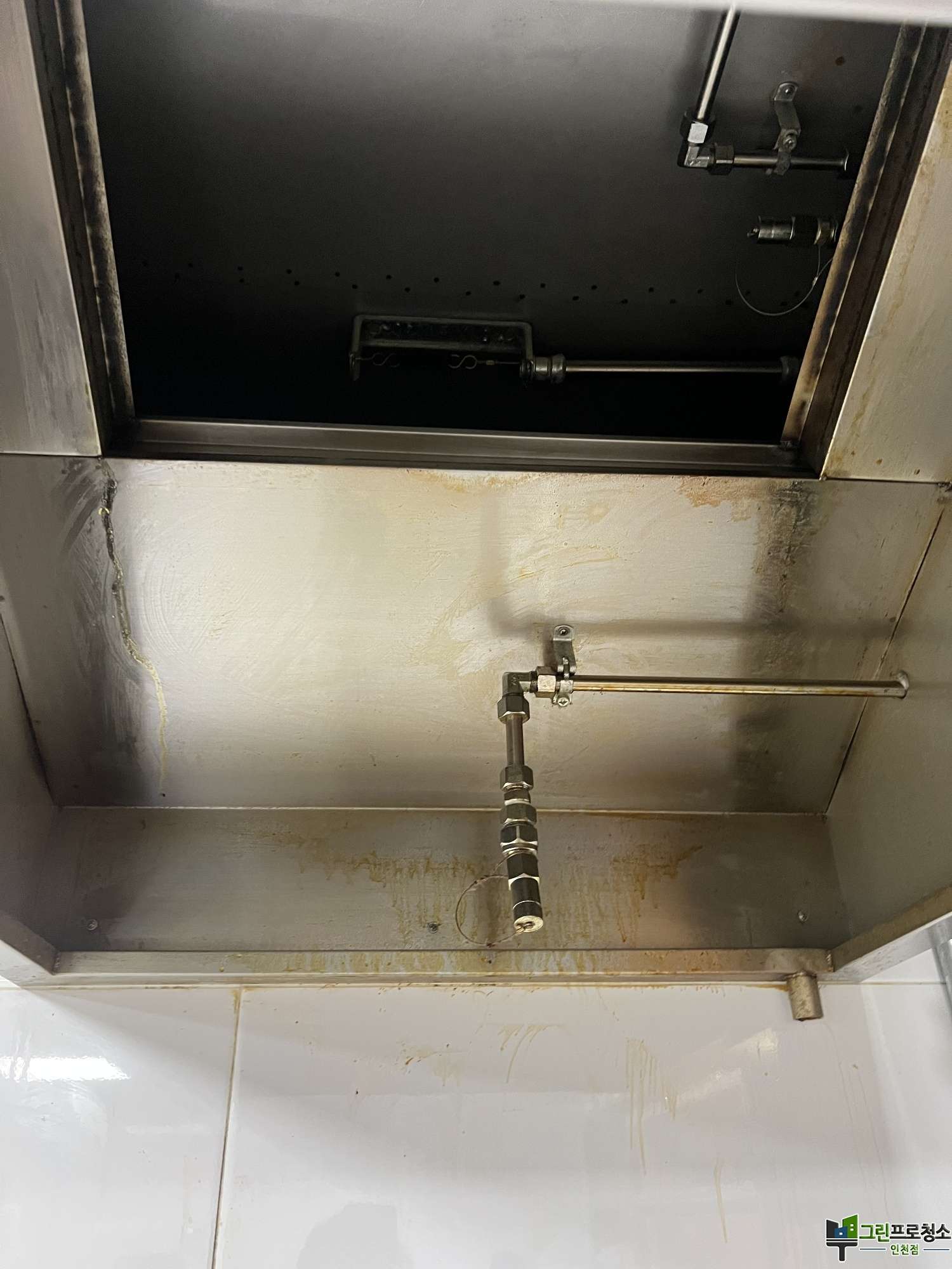 식당 바닥 기름때 제거 전후