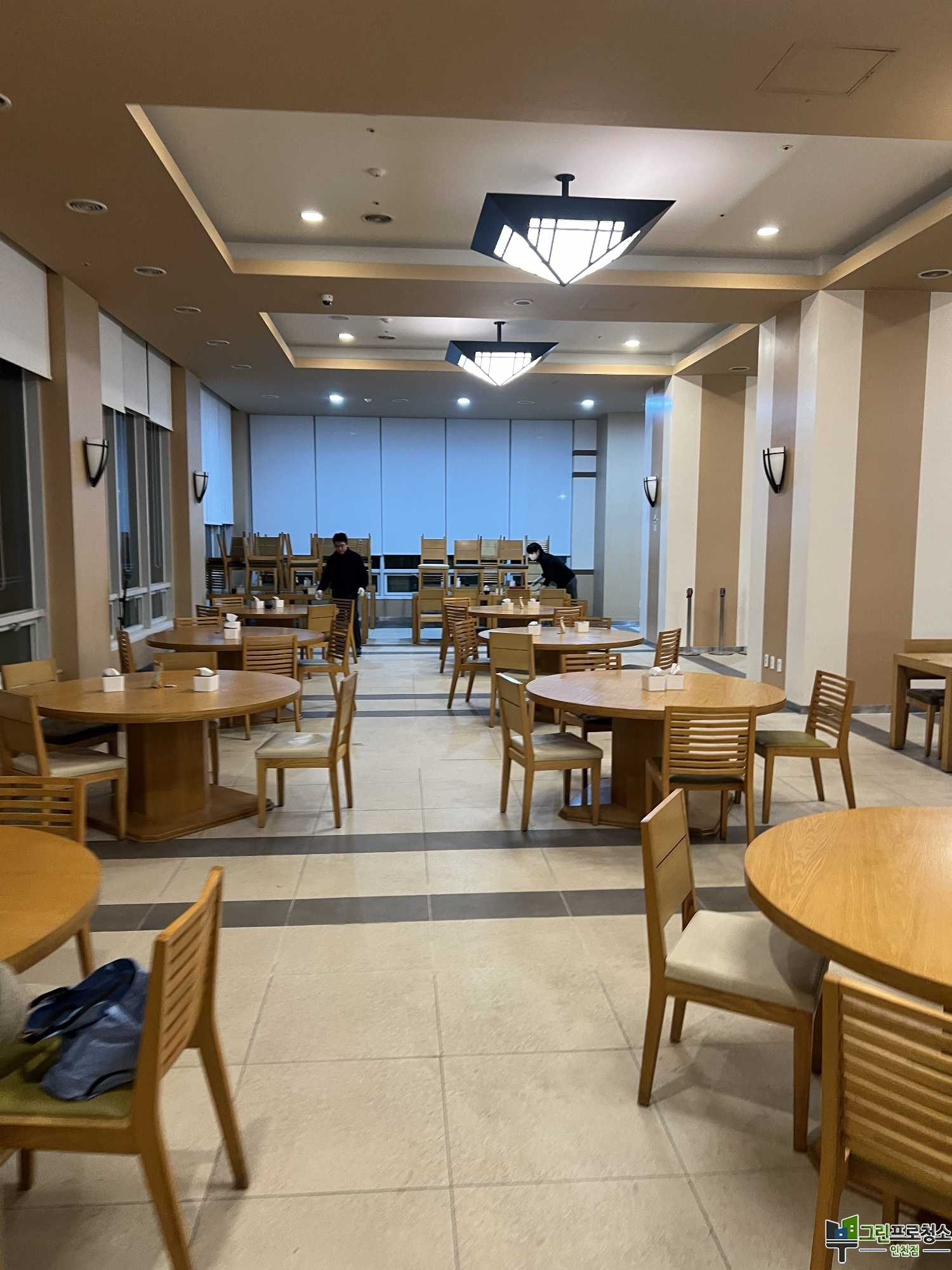 깔끔한 실내 식당 환경