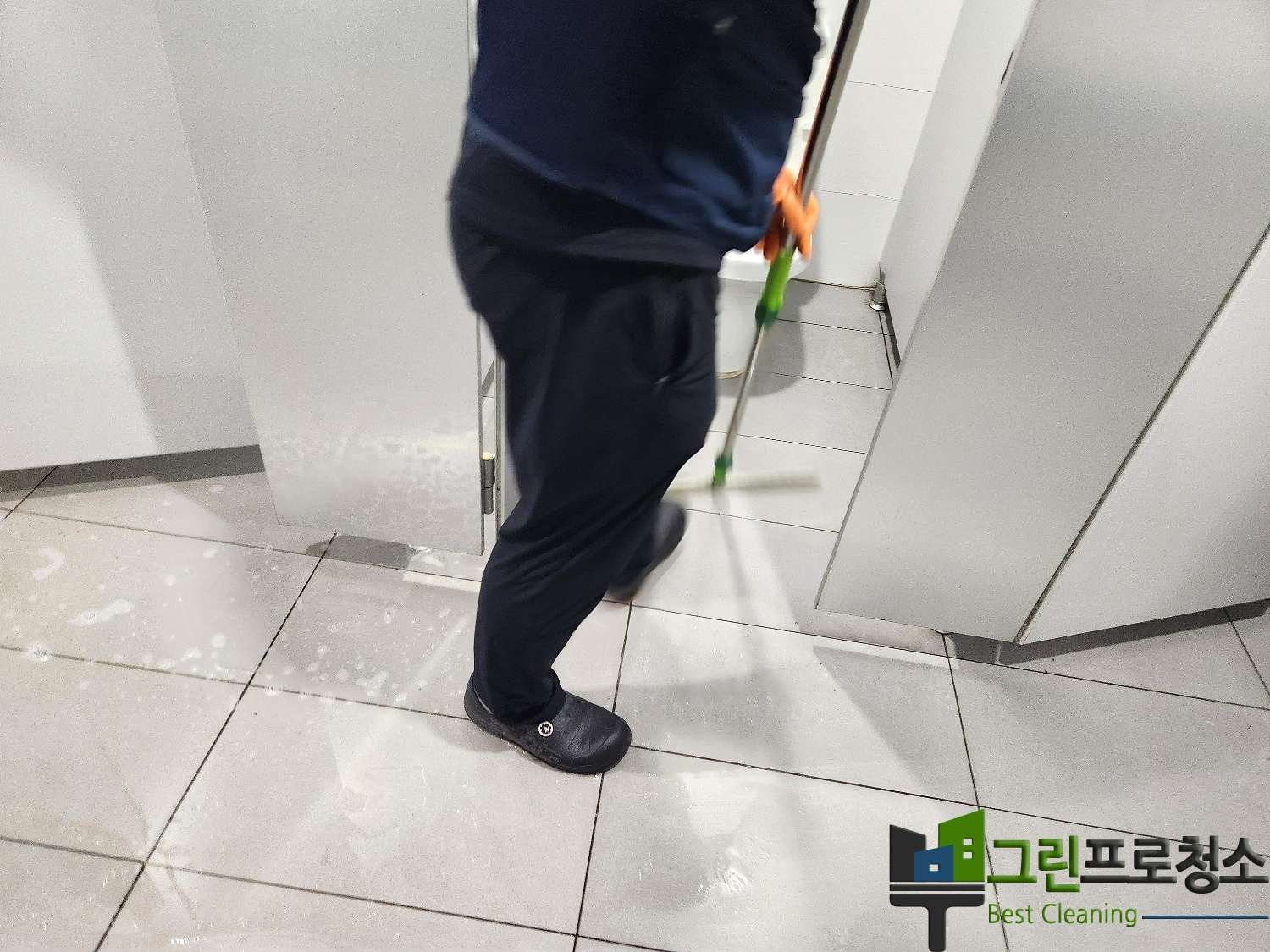 계단 유지 관리 후 깔끔한 상태
