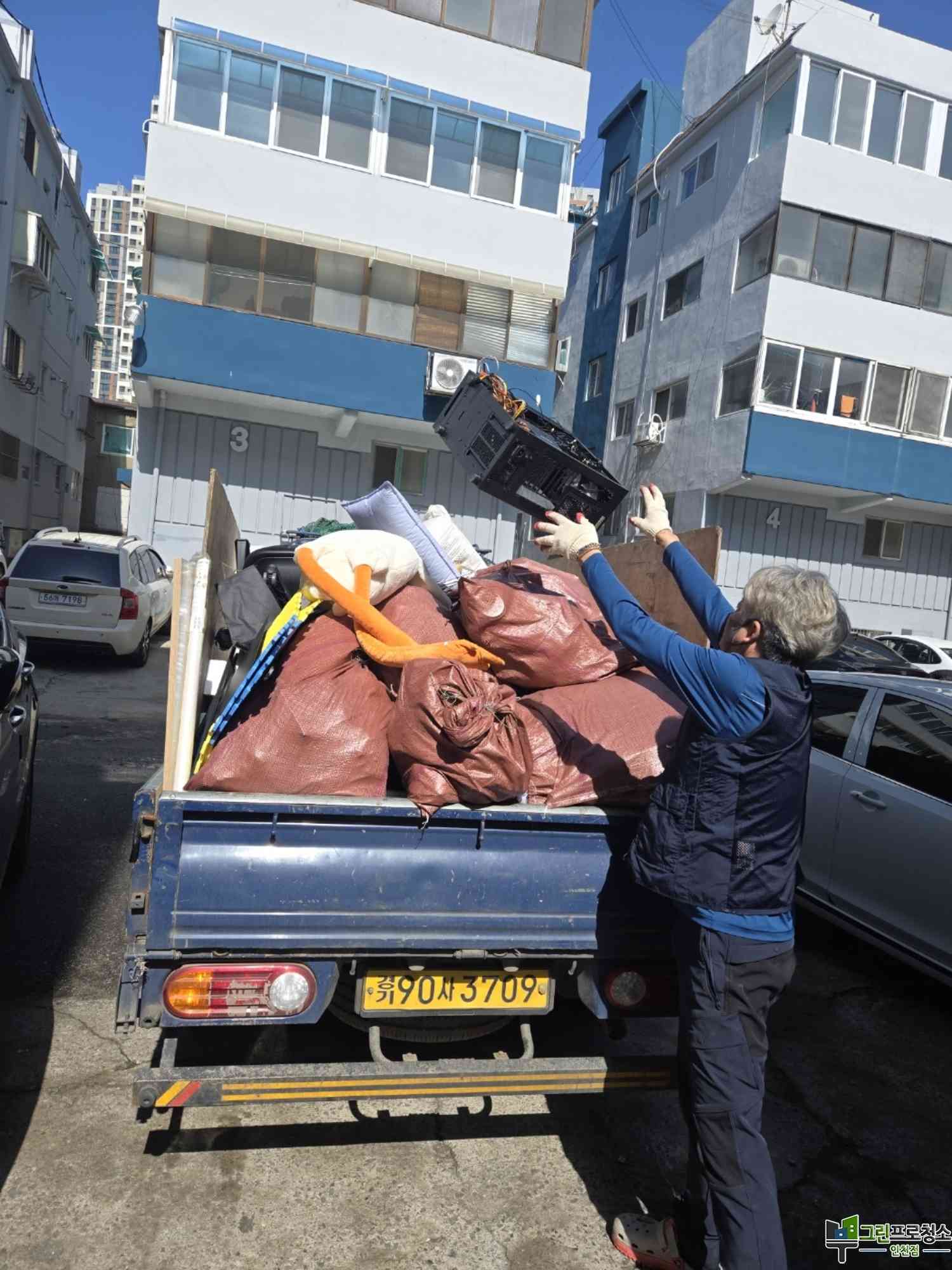 해충 방제 및 냄새 제거 작업