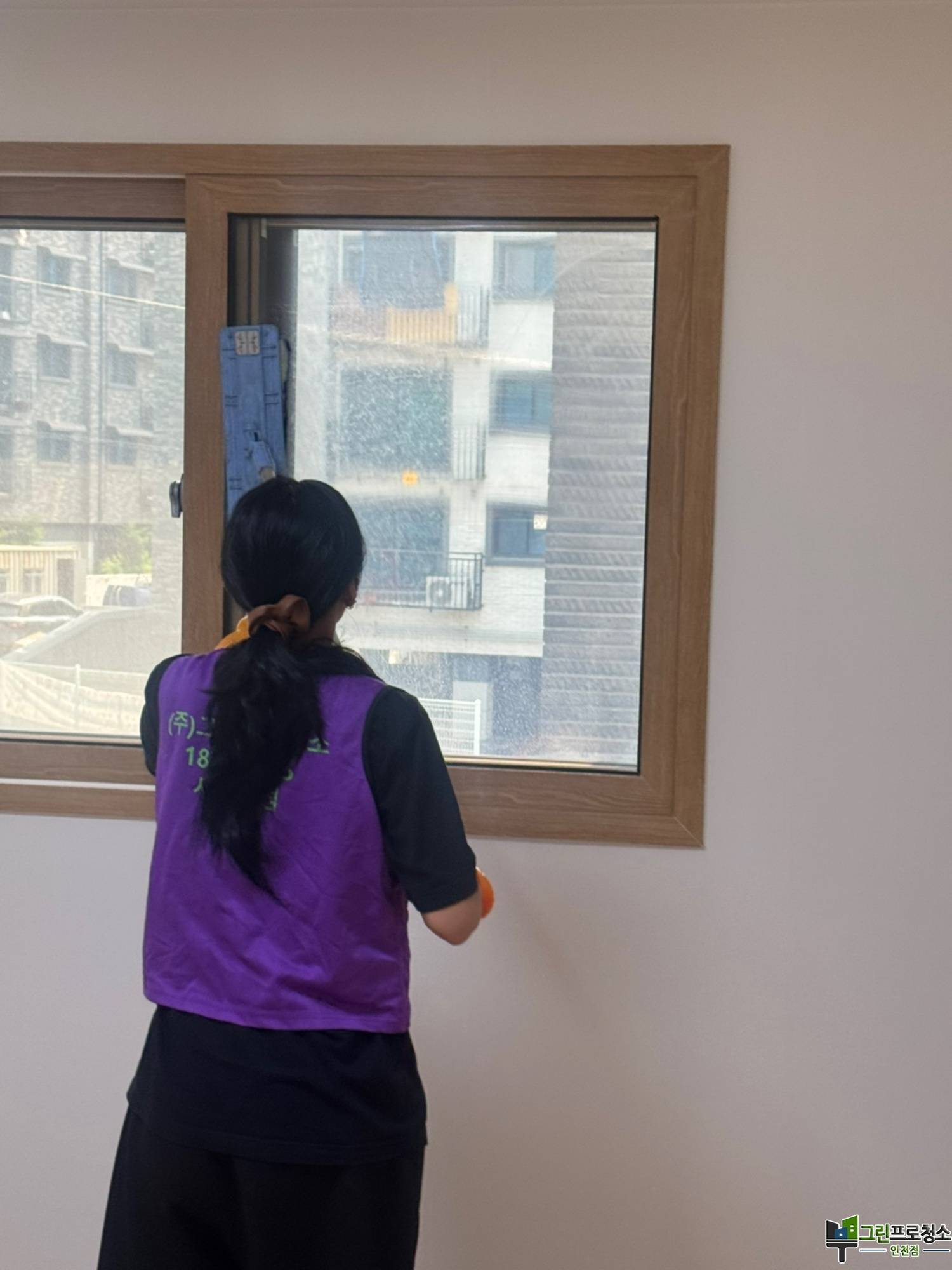 화장실 곰팡이 제거 모습