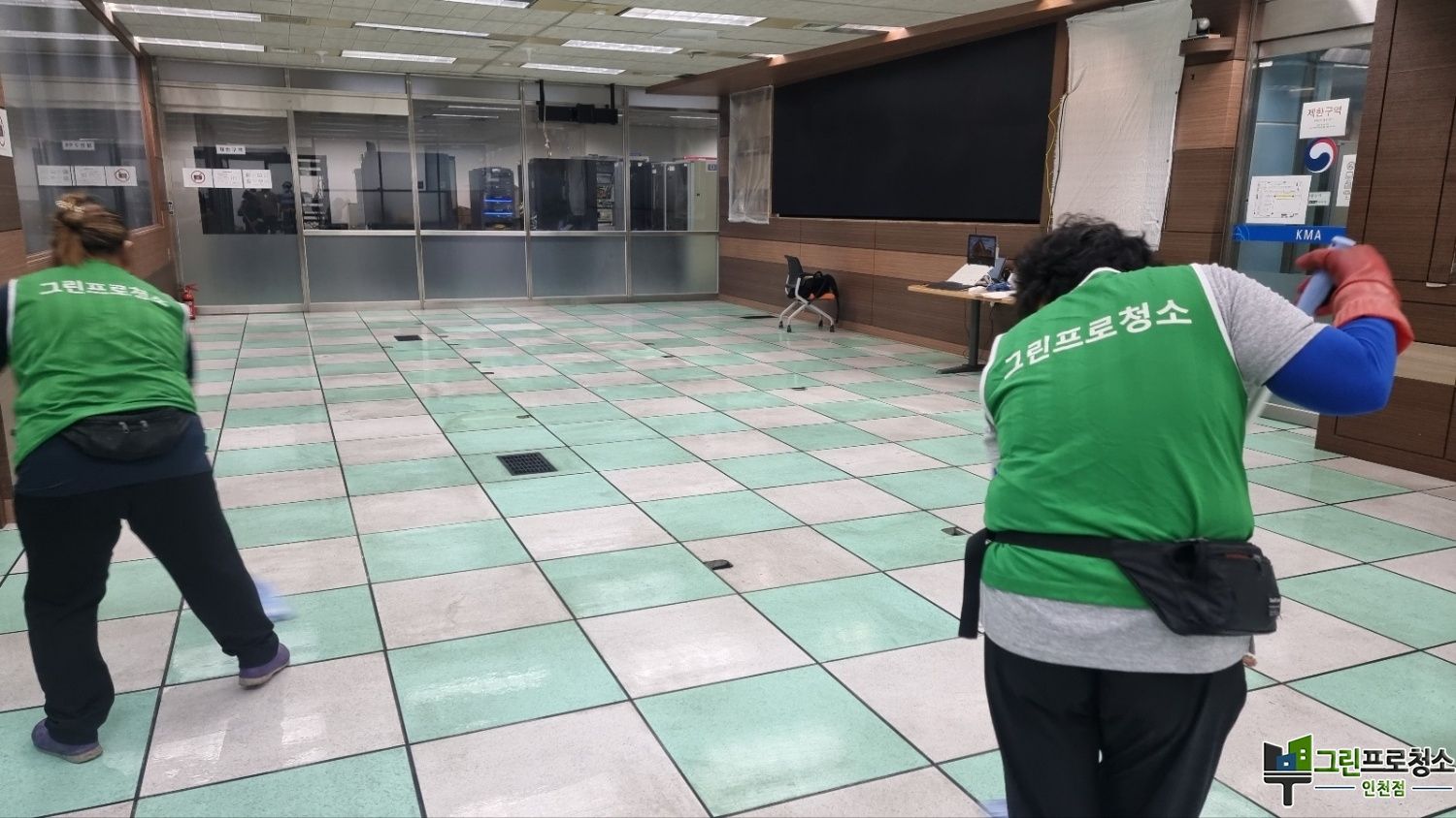 왁스 코팅으로 완성된 바닥