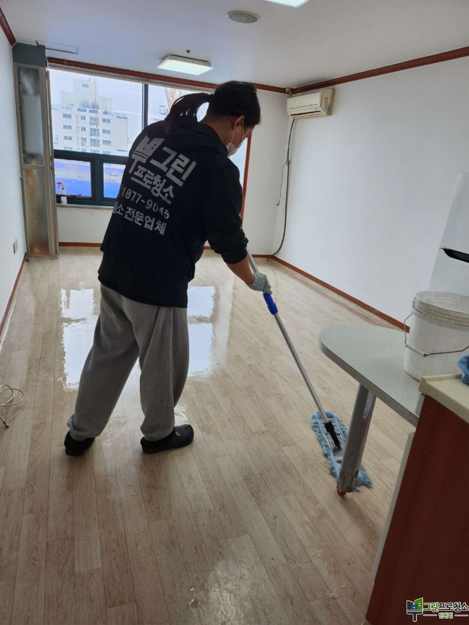 창틀과 창문 청소 사진