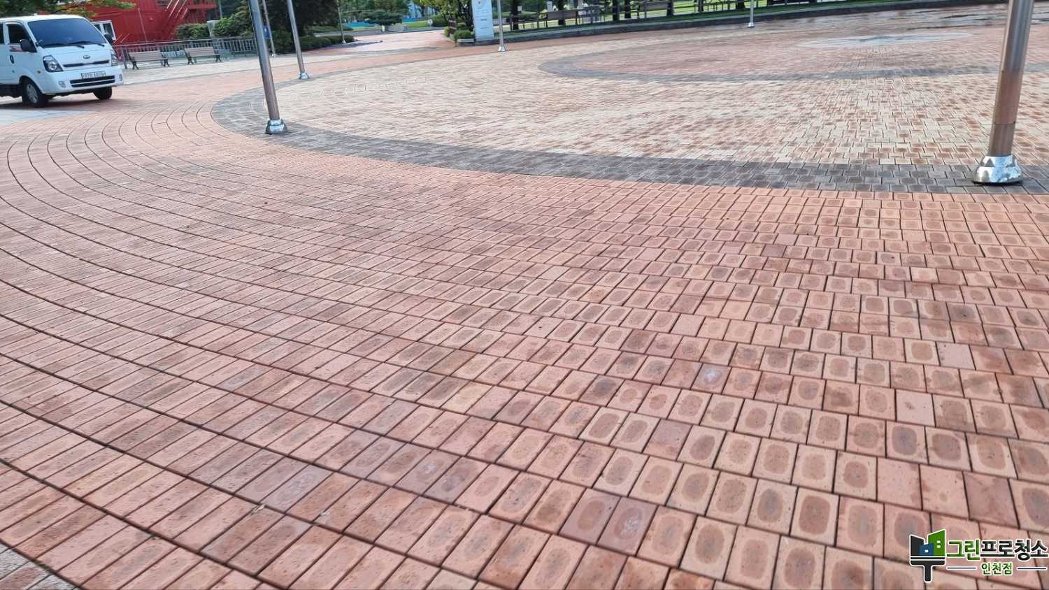 녹조와 이끼 제거로 밝아진 아파트 단지 전경