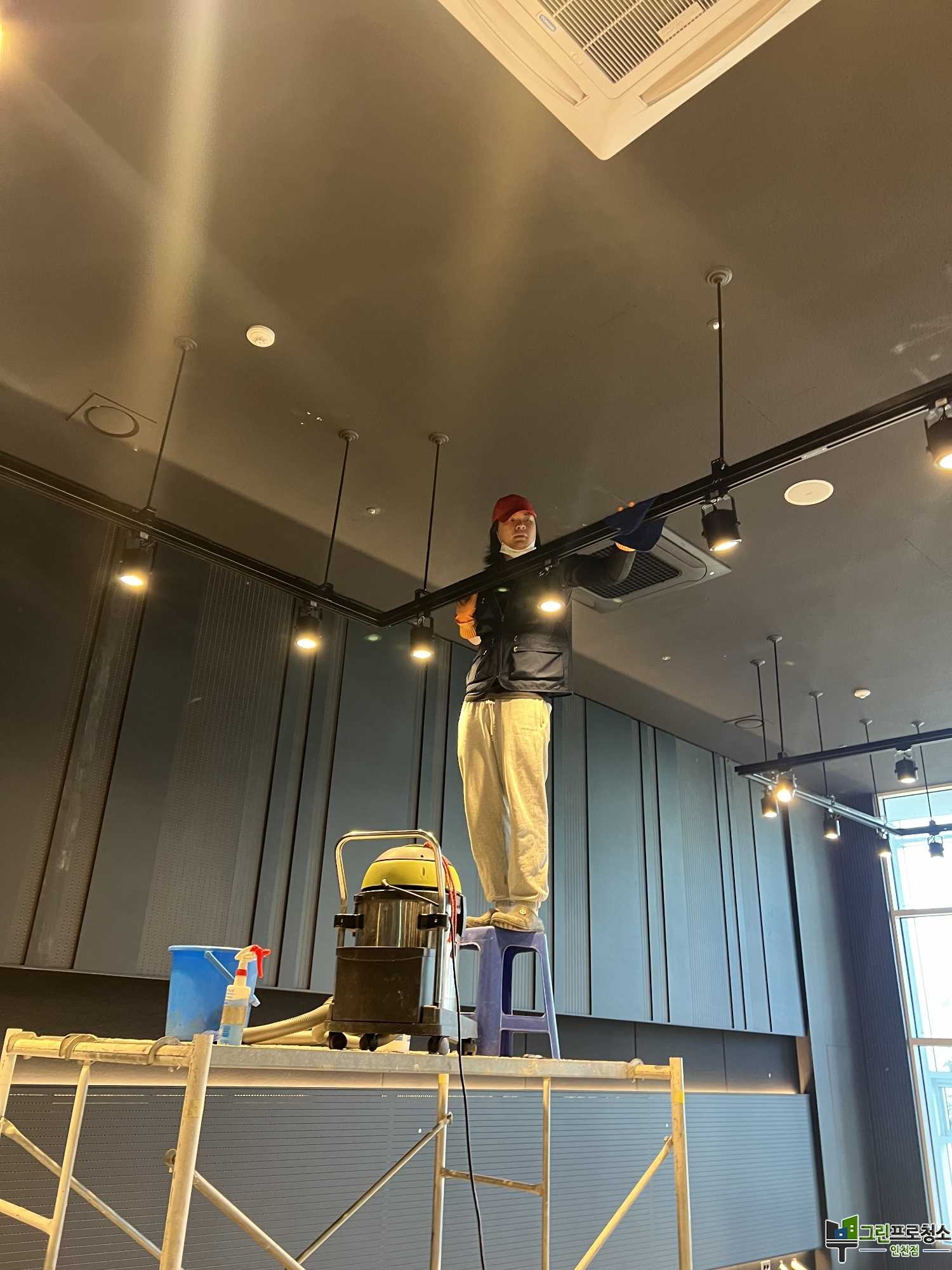 인천입주청소 전 후의 베란다 모습