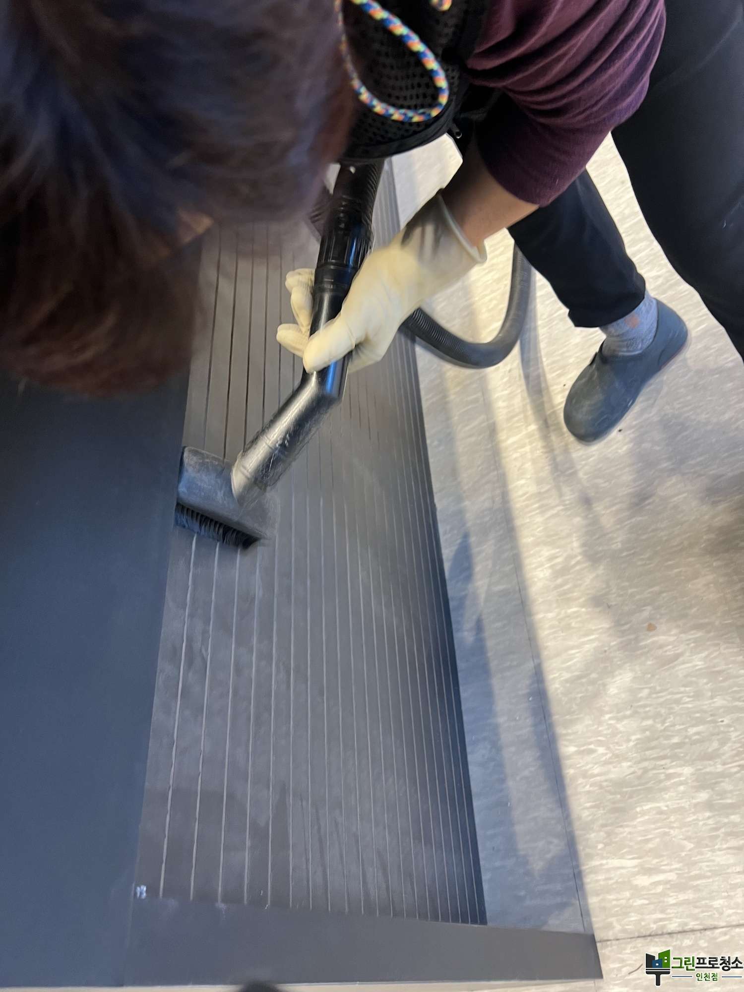 몰딩과 문 손잡이 마무리 청소