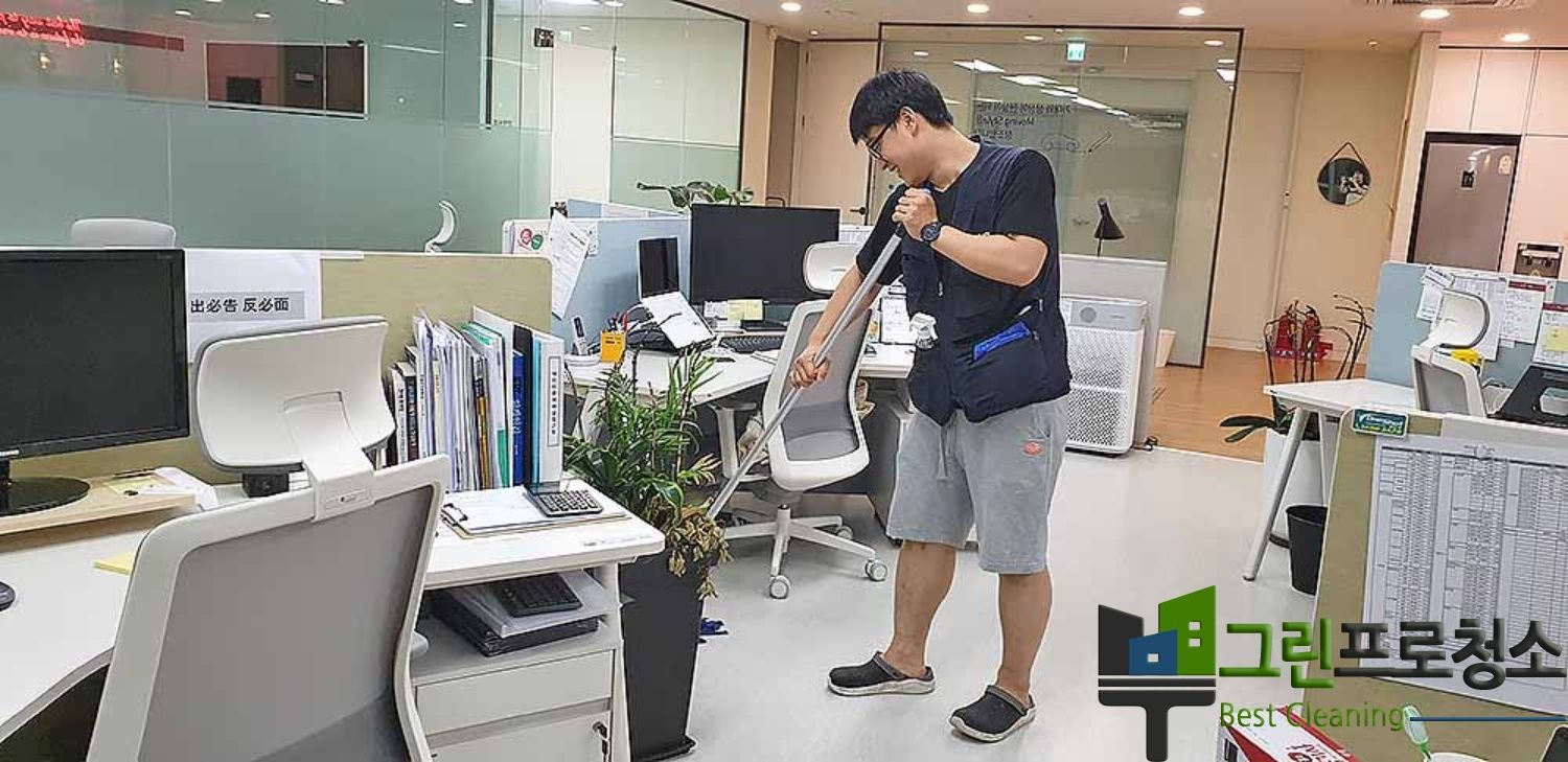 창문 틈새 청소 모습