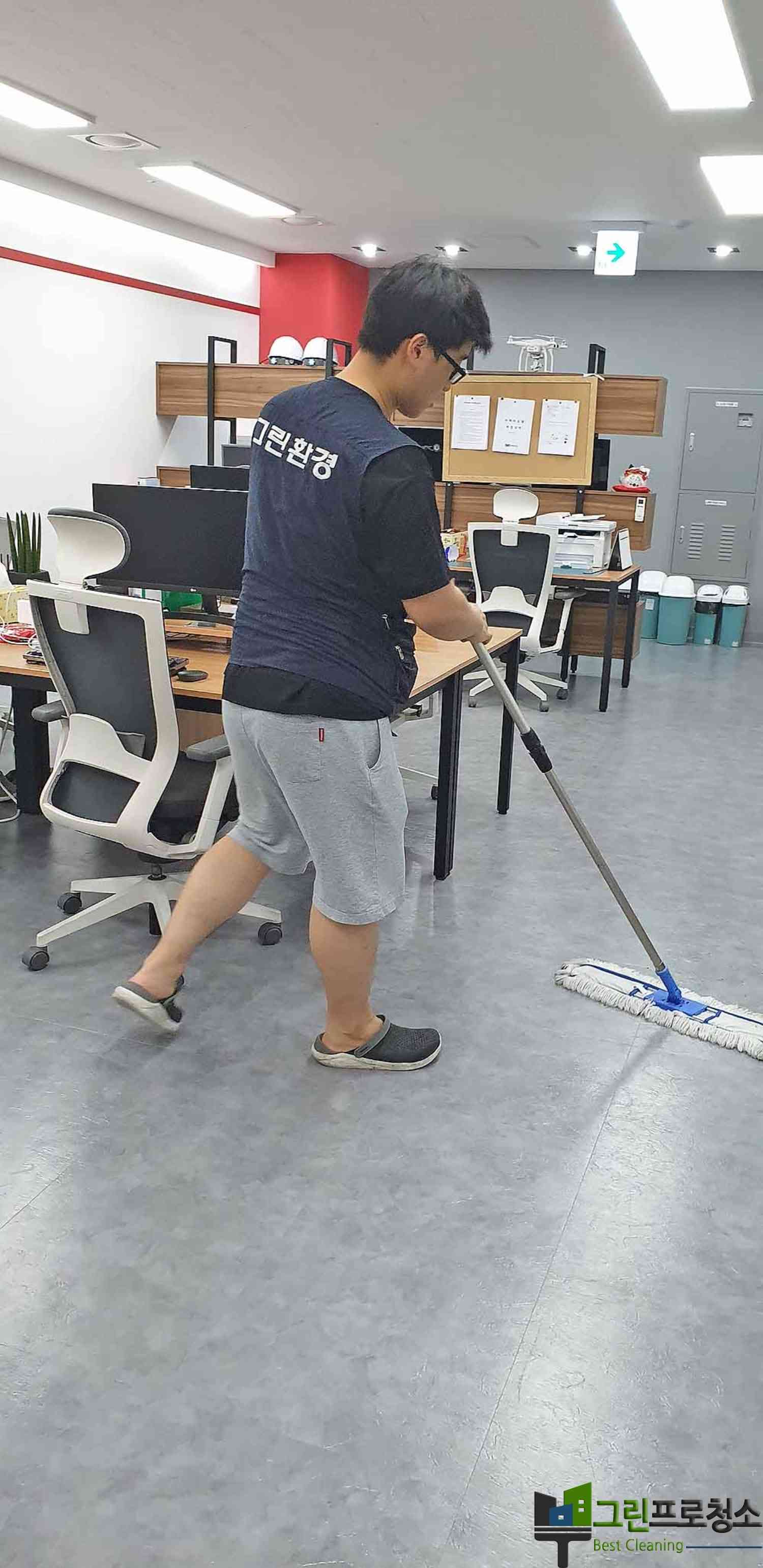 상업공간 정기청소 작업 중 사진