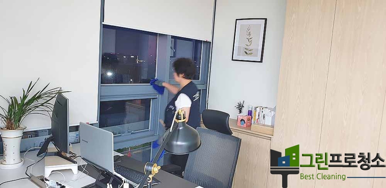 업체 청소 장면
