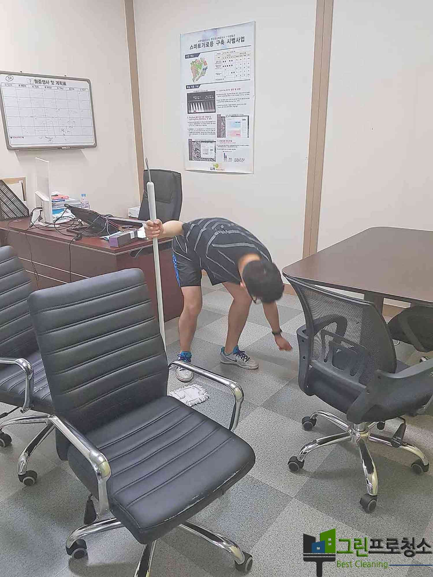 책상 청소하는 전문가 모습