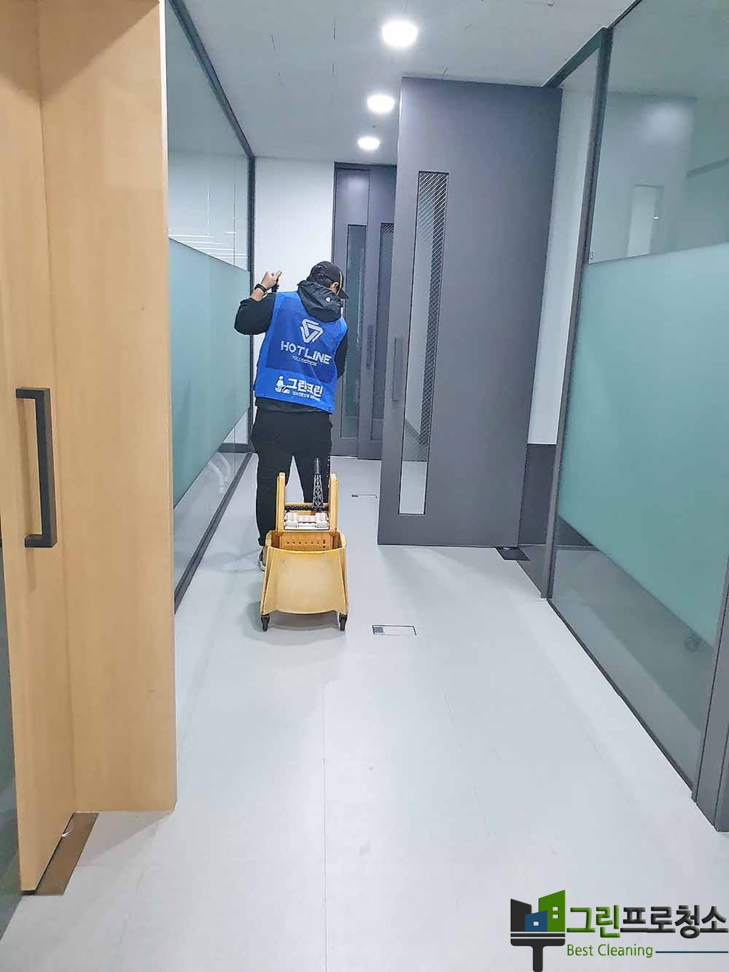 정리정돈된 사무공간 이미지