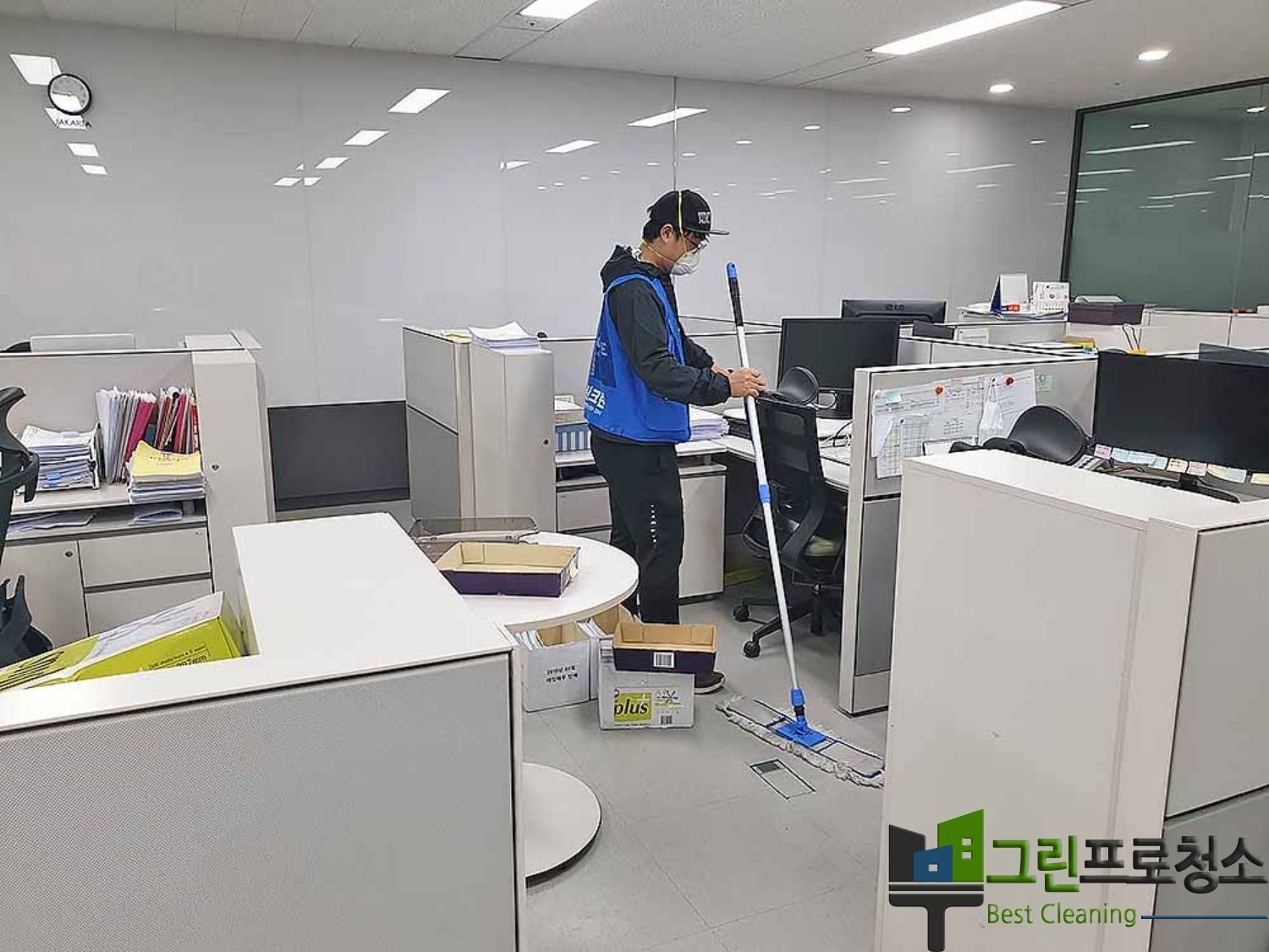 청소 후 만족한 사무실 직원들