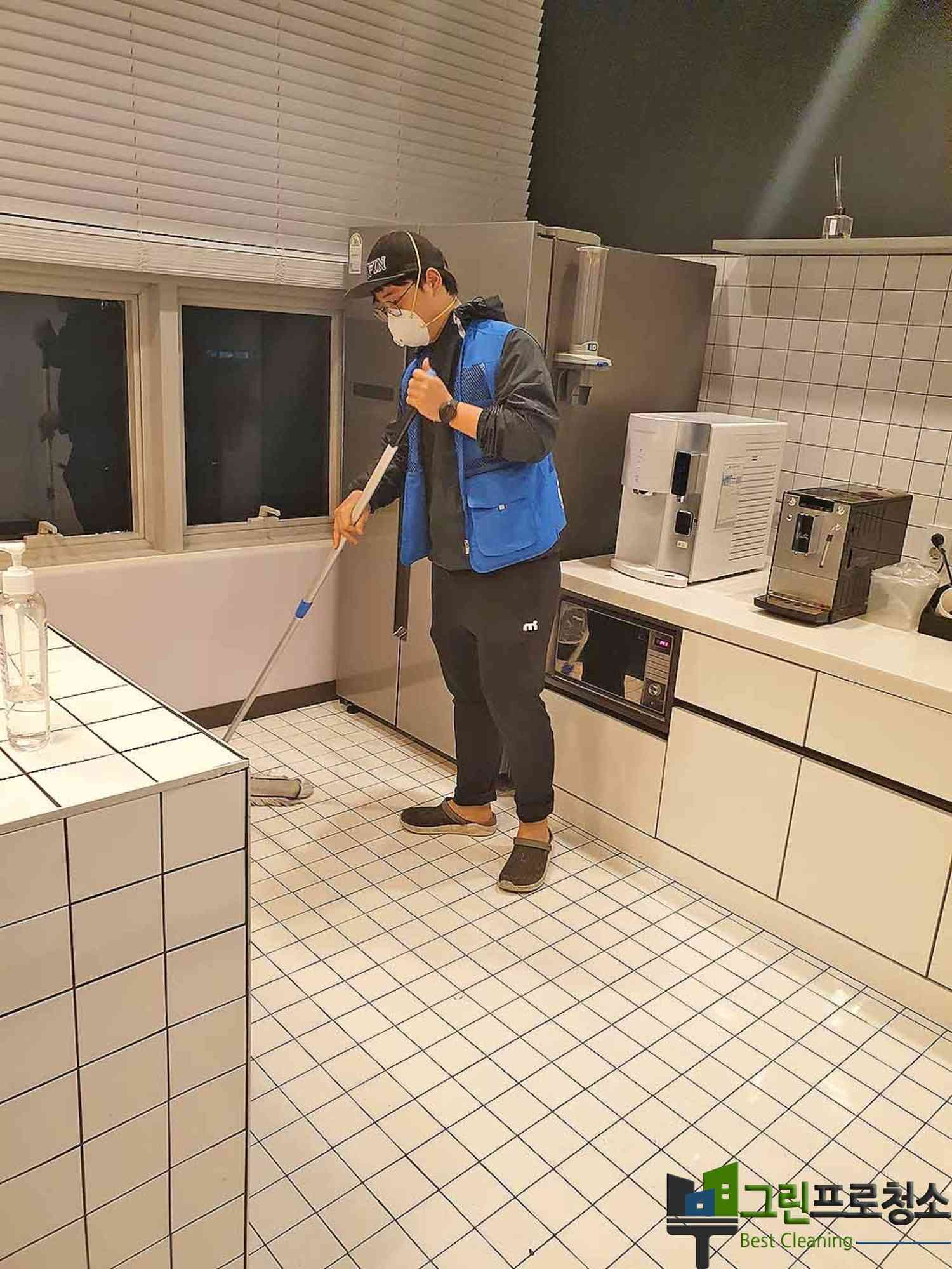 책상 및 의자 청소 진행