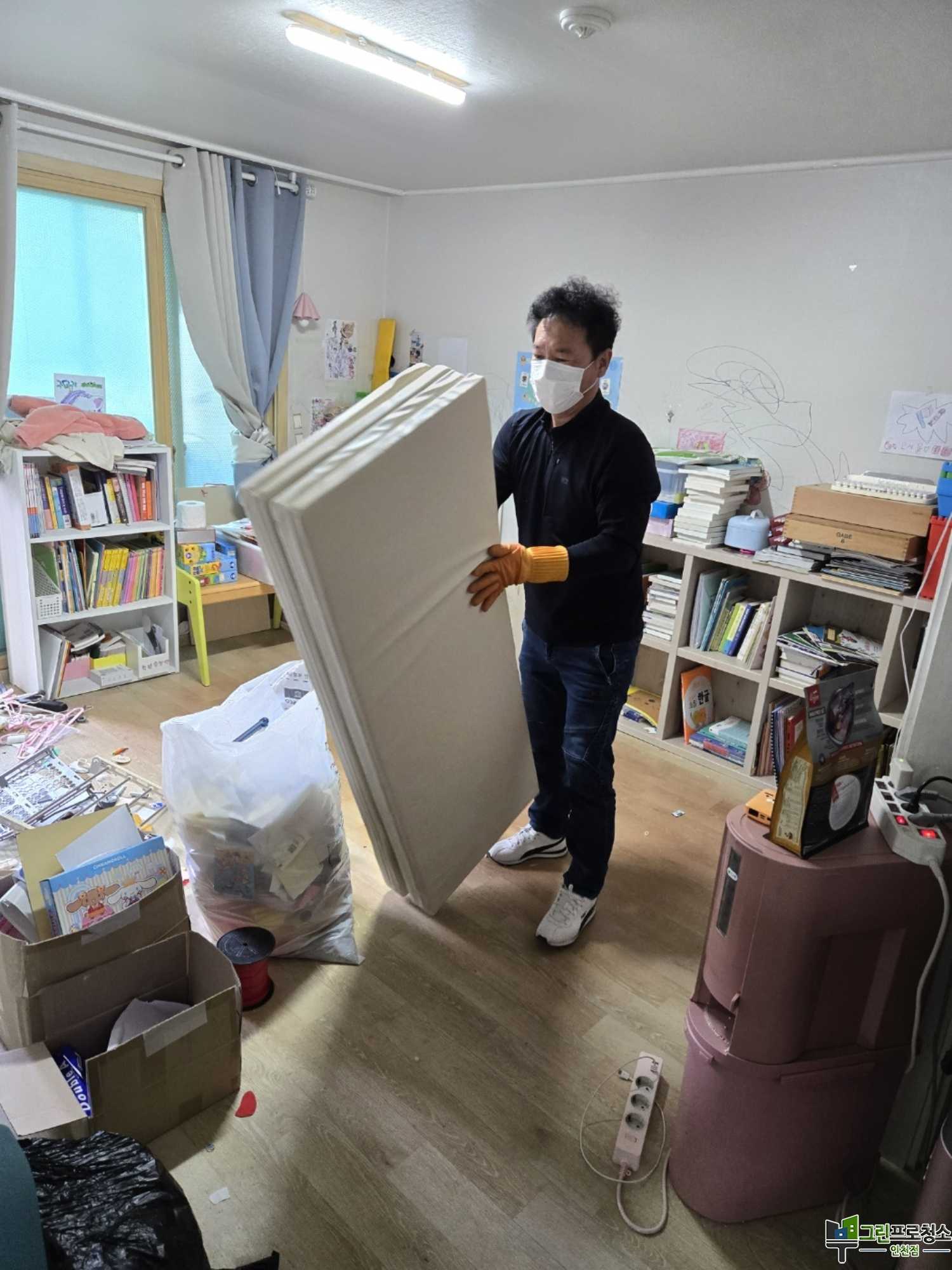 가전 후면까지 청소하는 모습