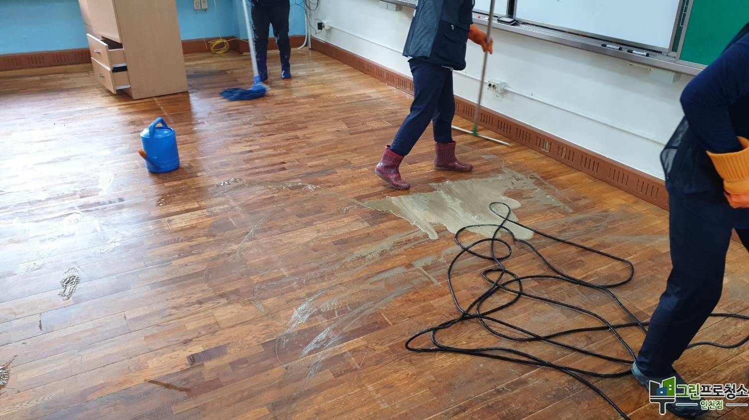 학교 청소용 장비 작업 장면