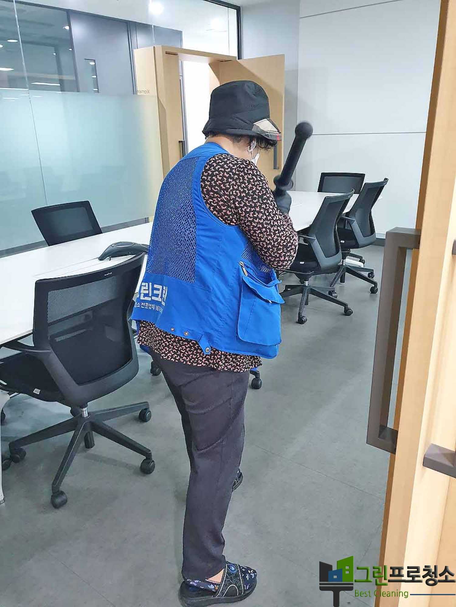 책상과 의자 소독 작업