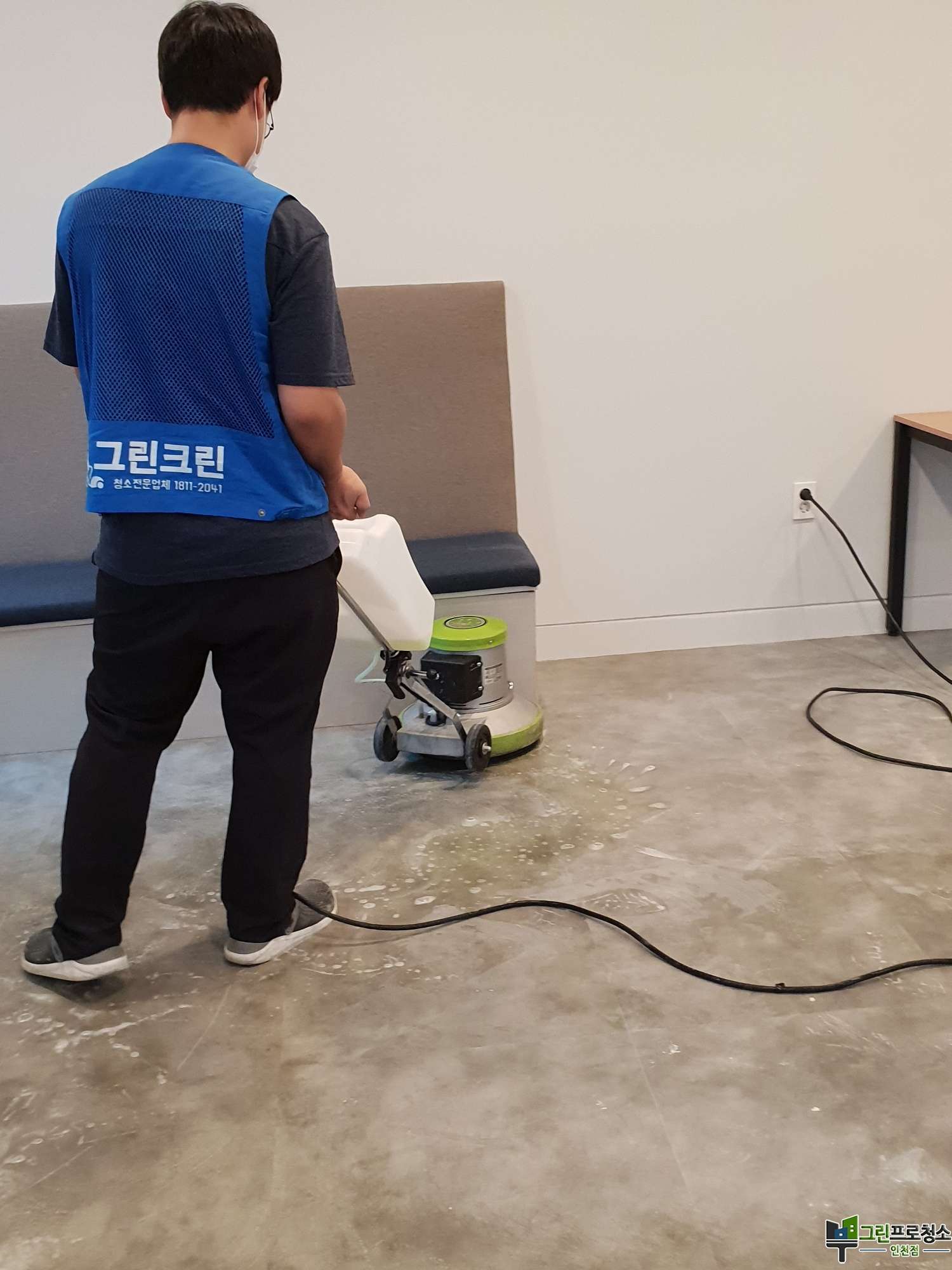 전문 청소 인력이 작업하는 모습