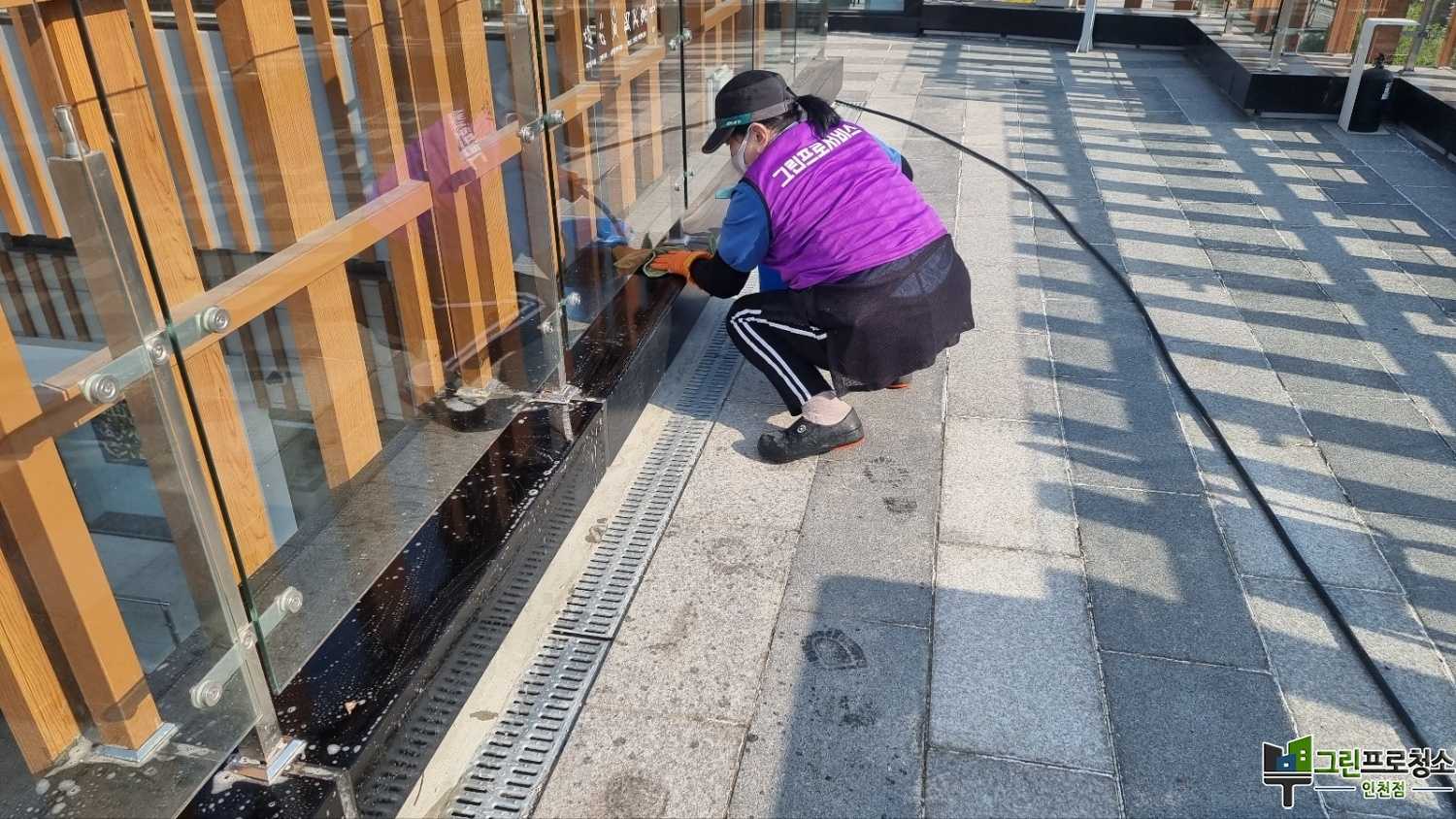화강석 청소 중 전문가 작업 모습