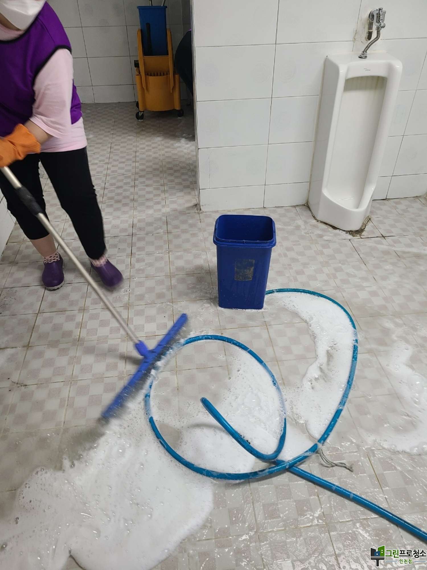 화장실 바닥 곰팡이 제거 이미지