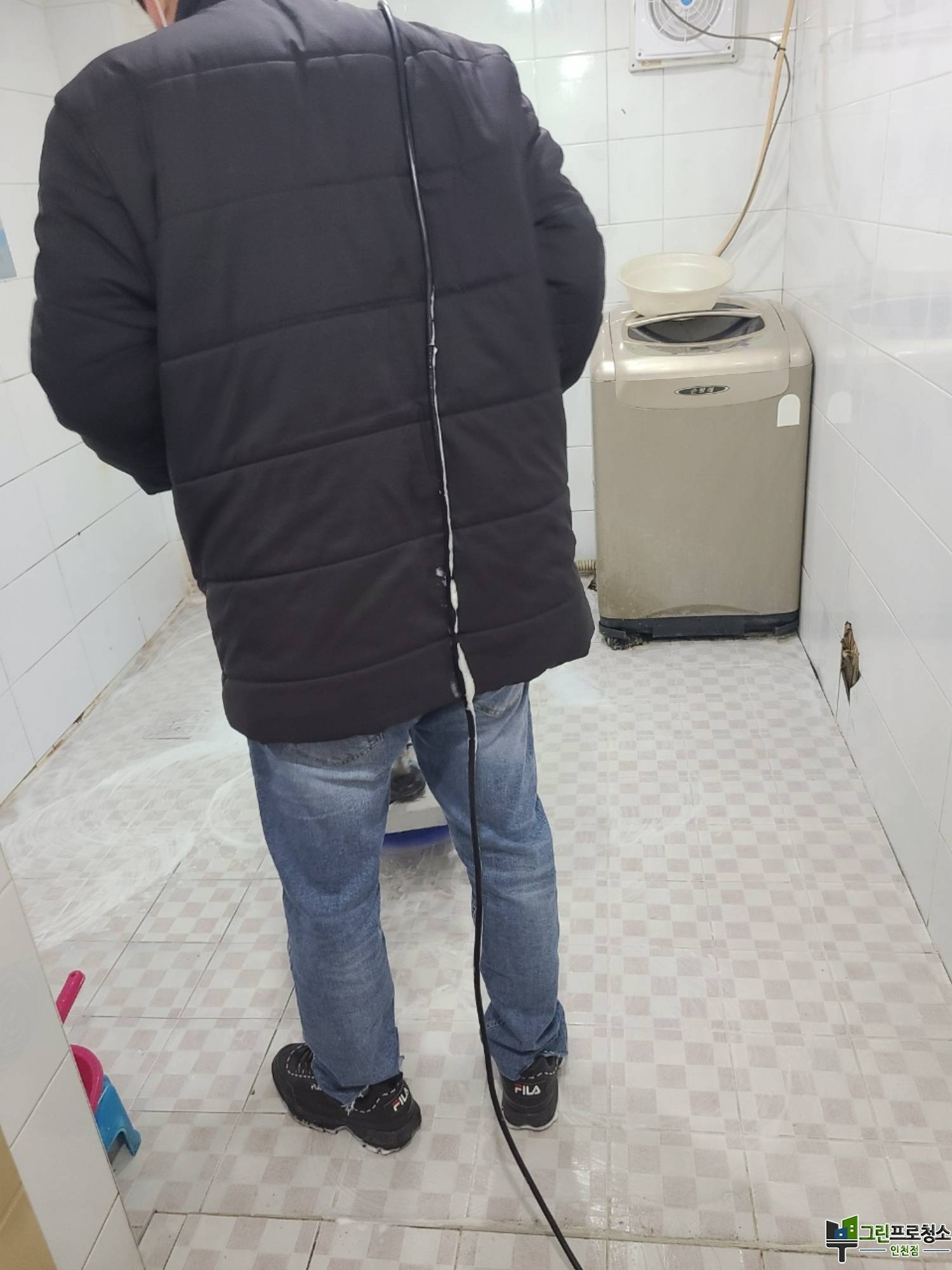 전문 장비를 사용 중인 청소팀 이미지