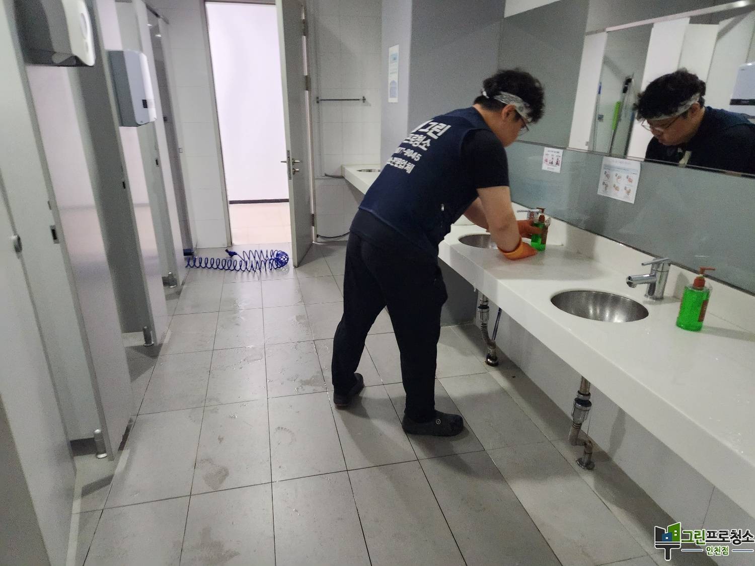 화장실 바닥 고압세척 모습