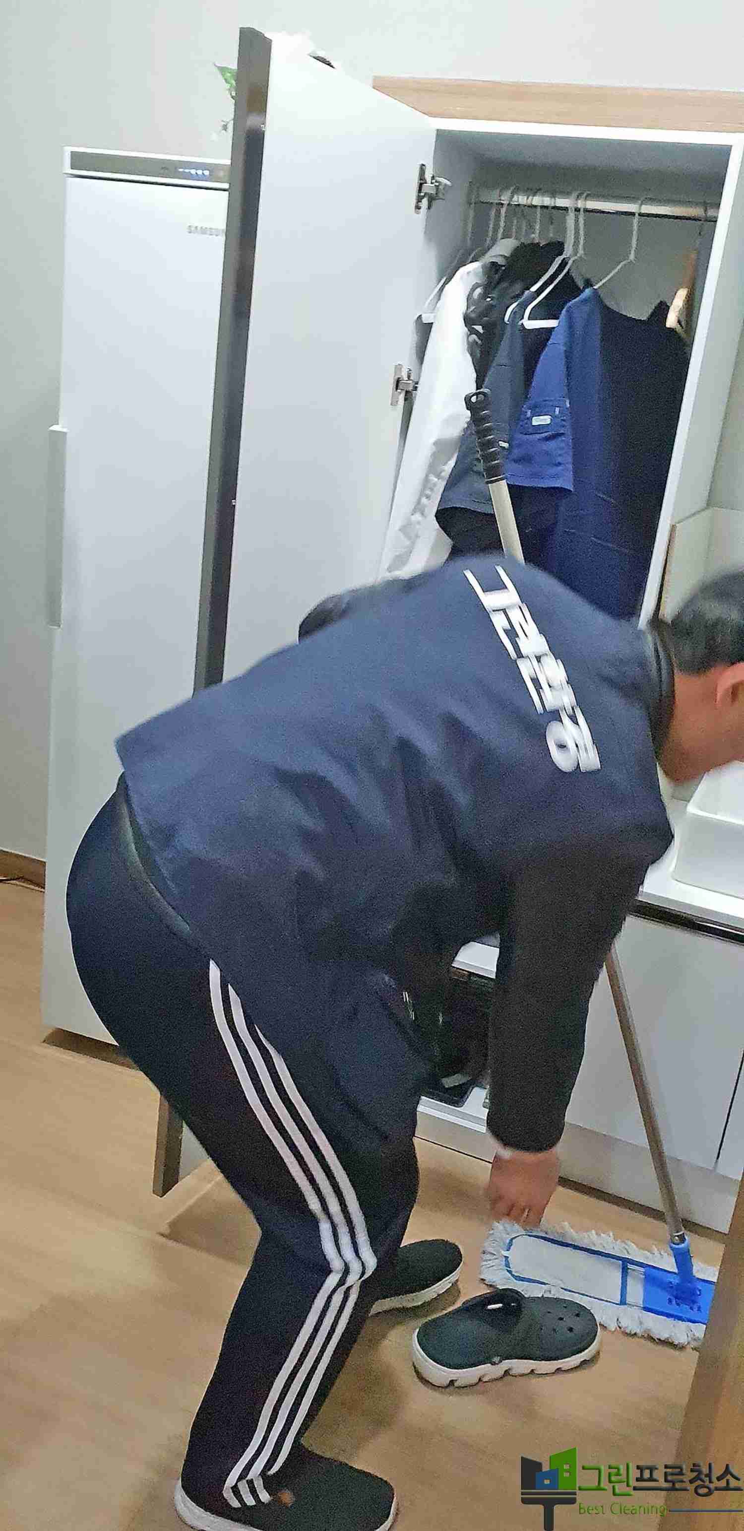 화장실 소독 장면