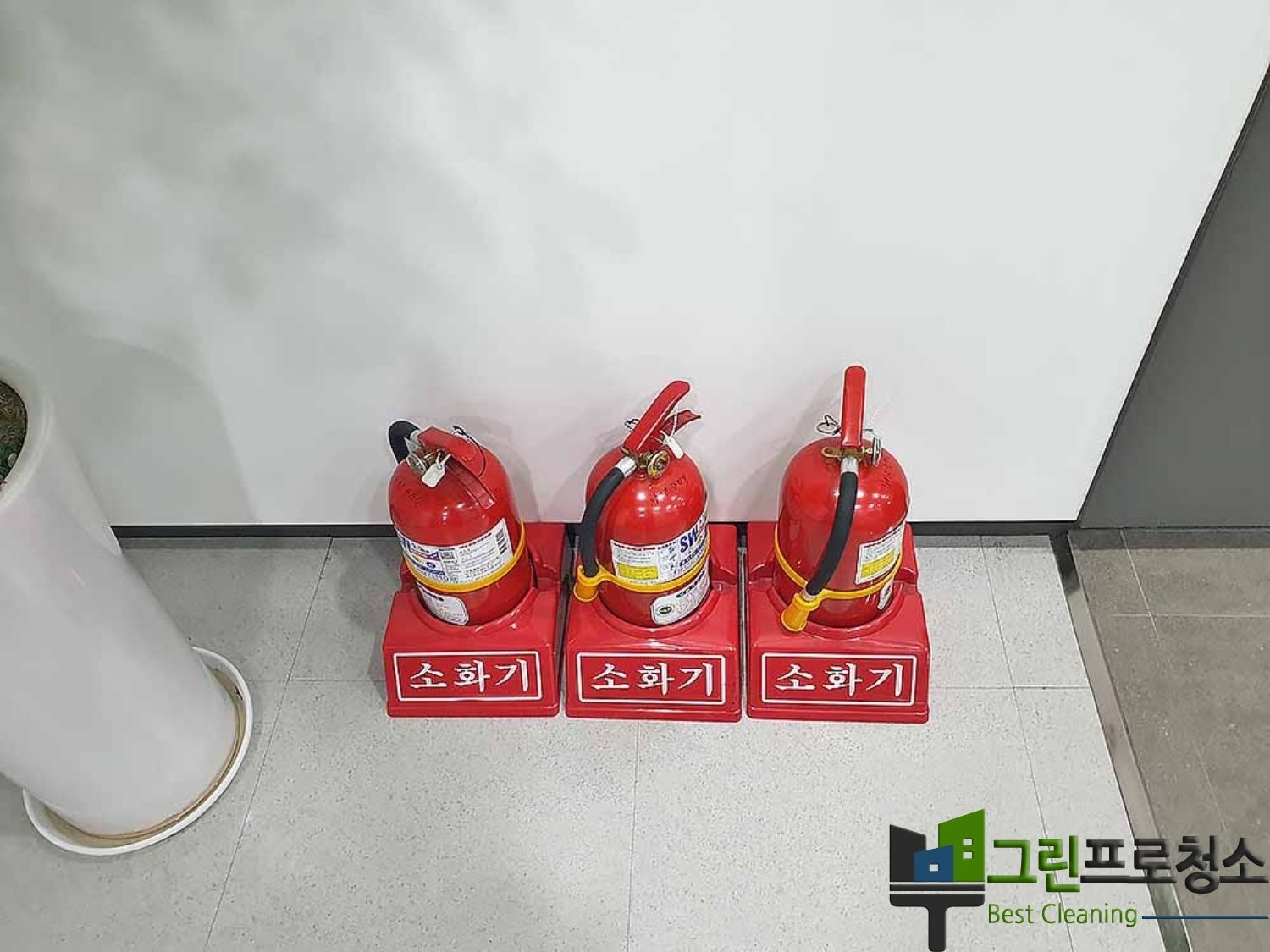 청라 병원 바닥 클리닝 진행 이미지