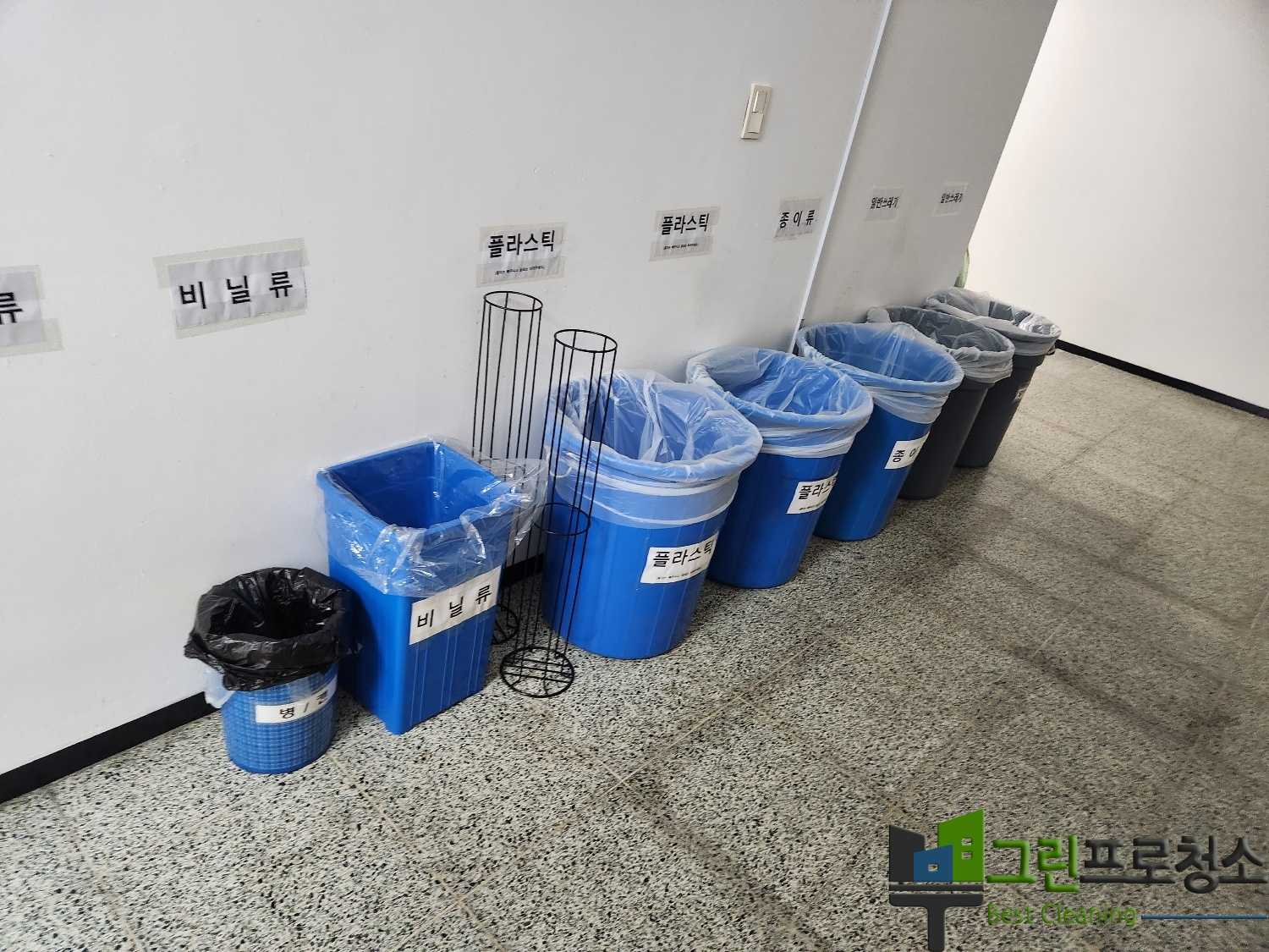 건물 내부 출입구 바닥 청소 장면