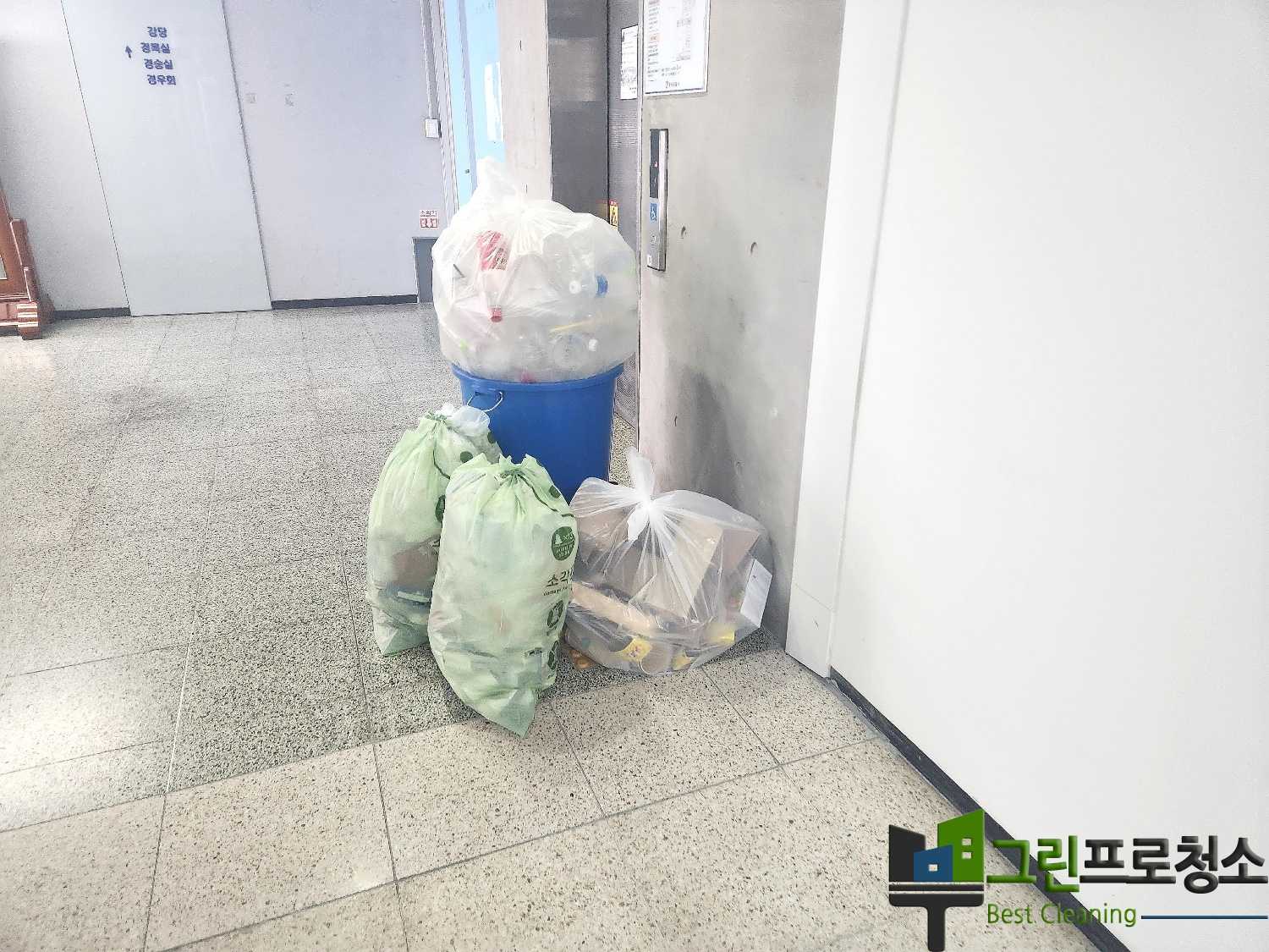 계단 난간 청소 디테일