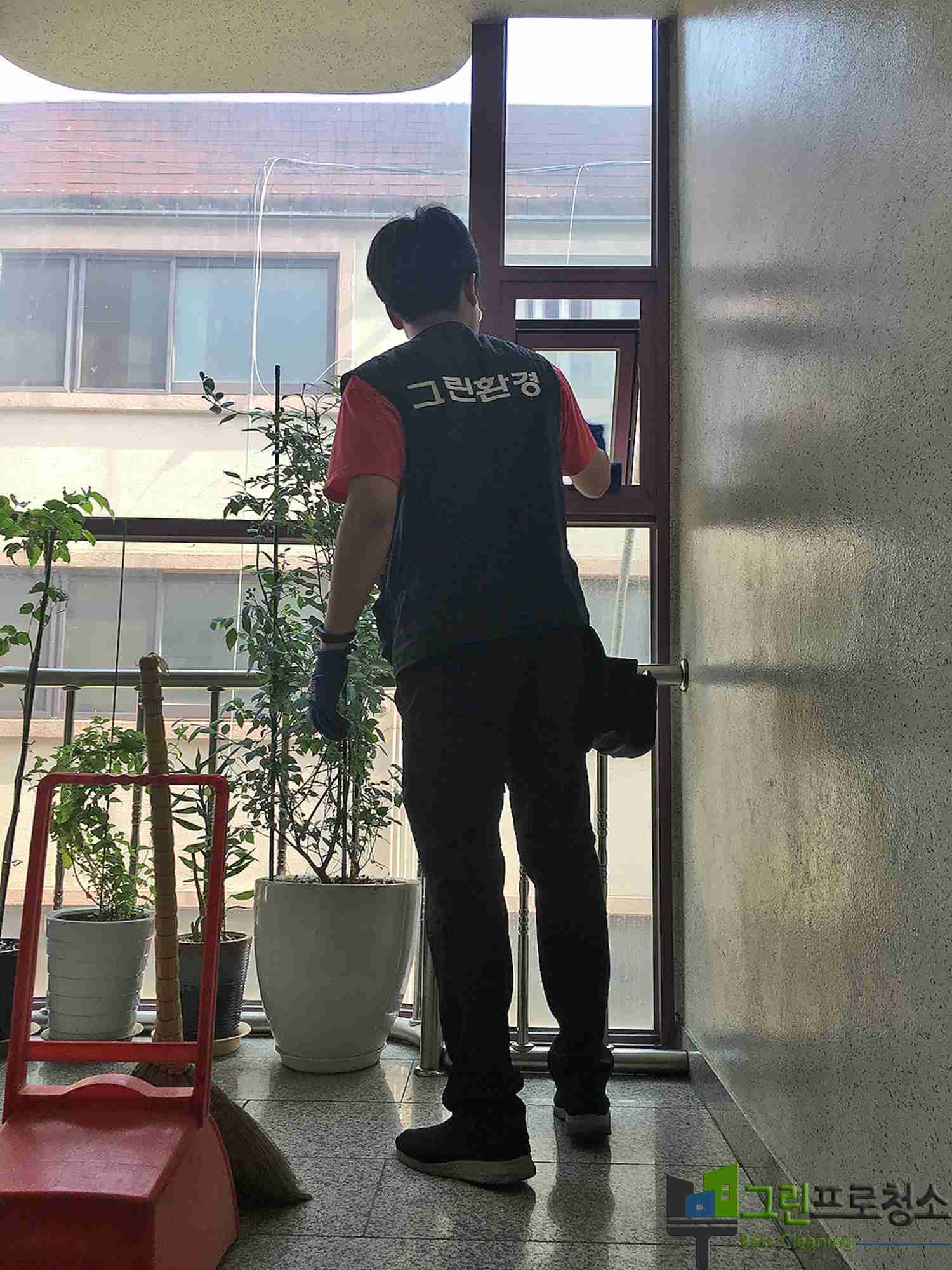 청라 지역 모던한 건물의 계단 클린업