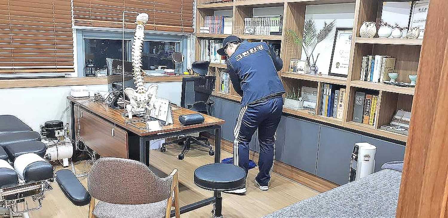 병원 대기실 정리 장면