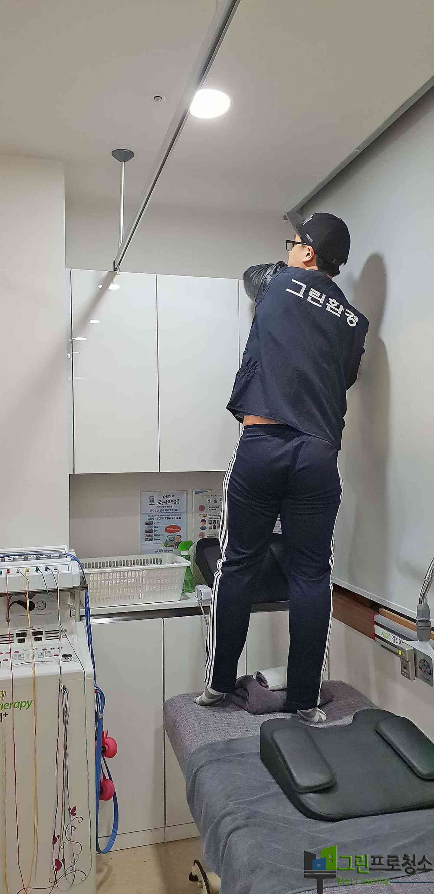 의료기기 주변 세부 청소 모습