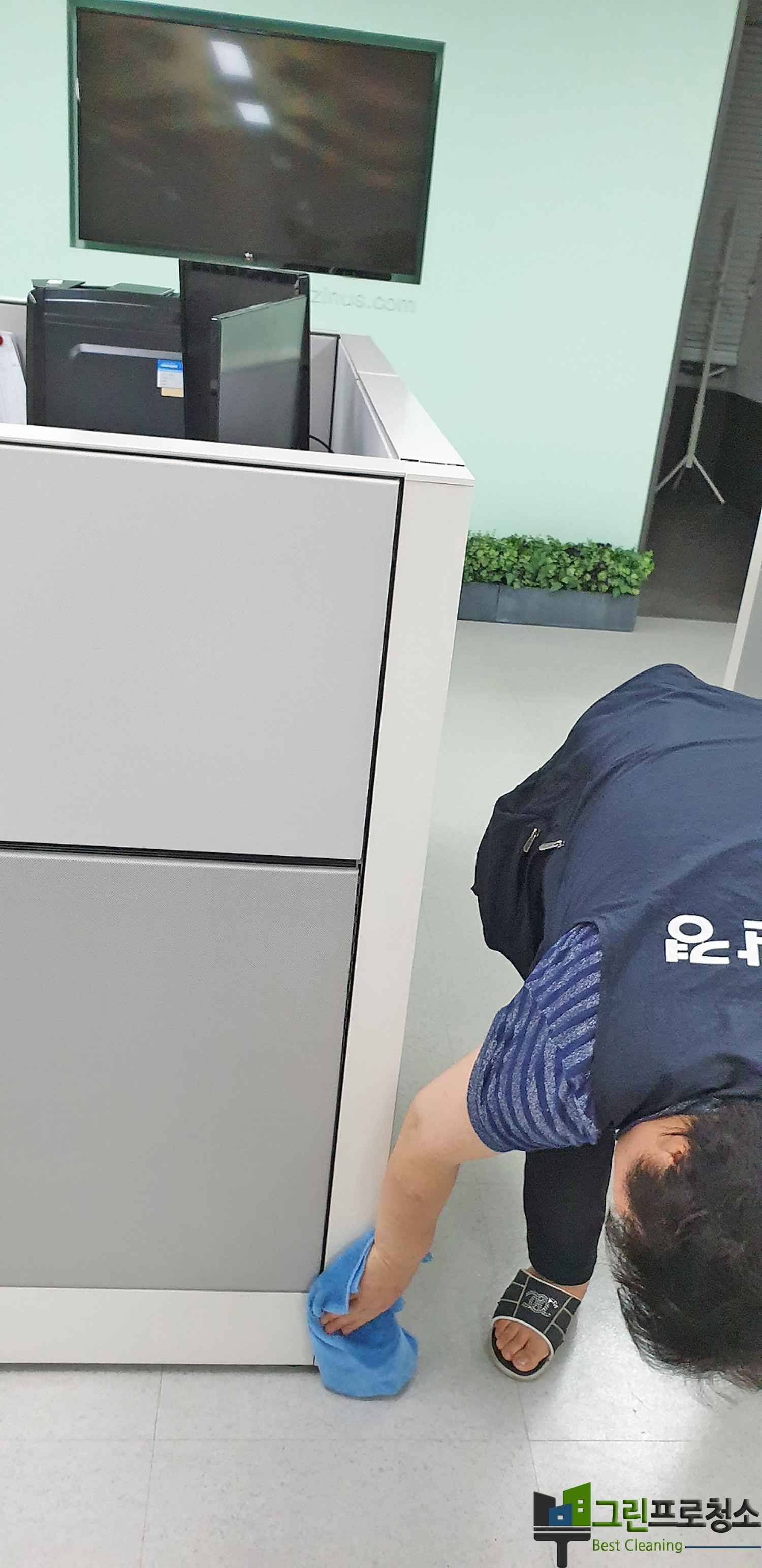 무소음 청소 장비 사용 모습