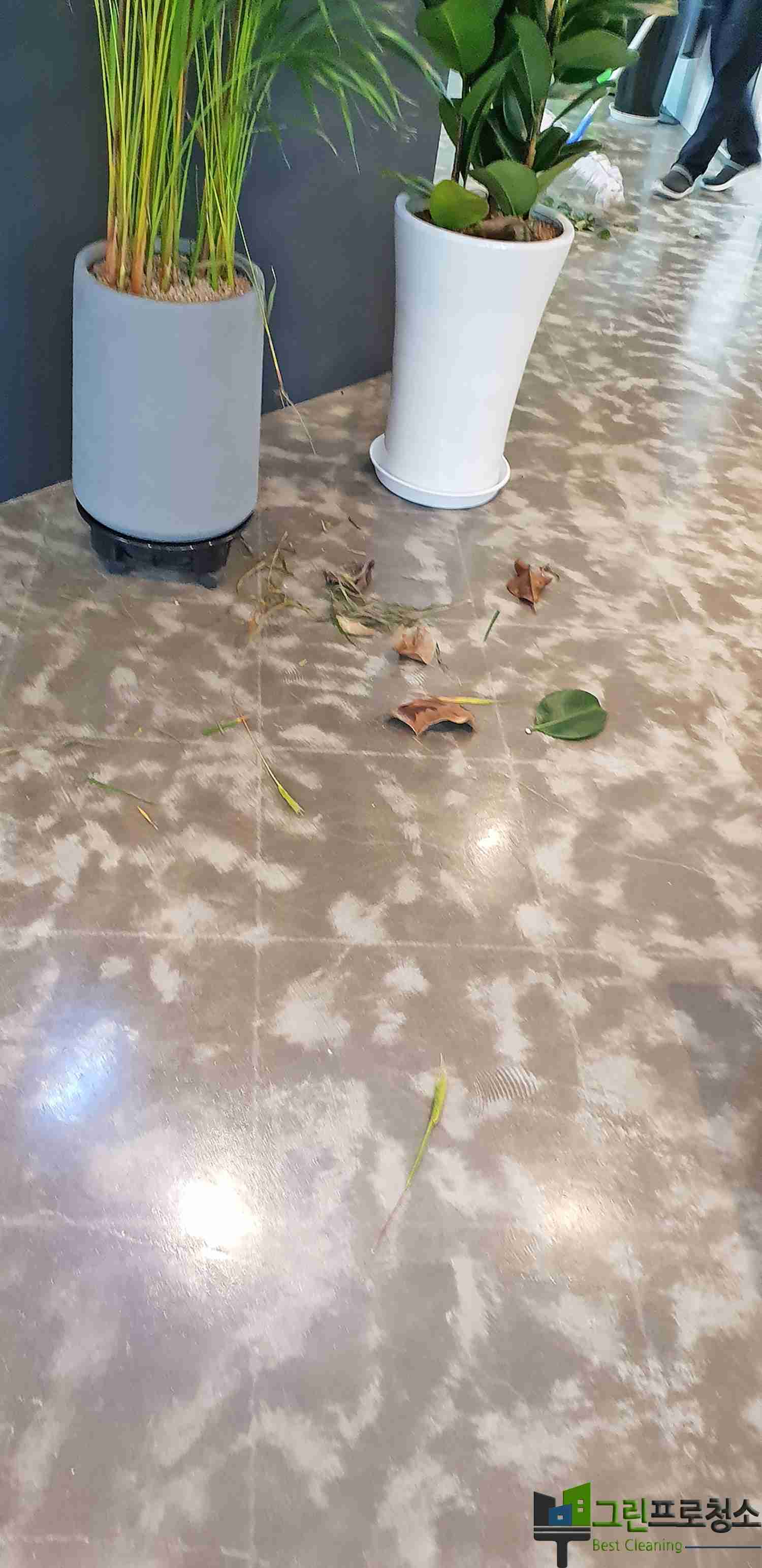 정기 청소 후 사무공간 모습