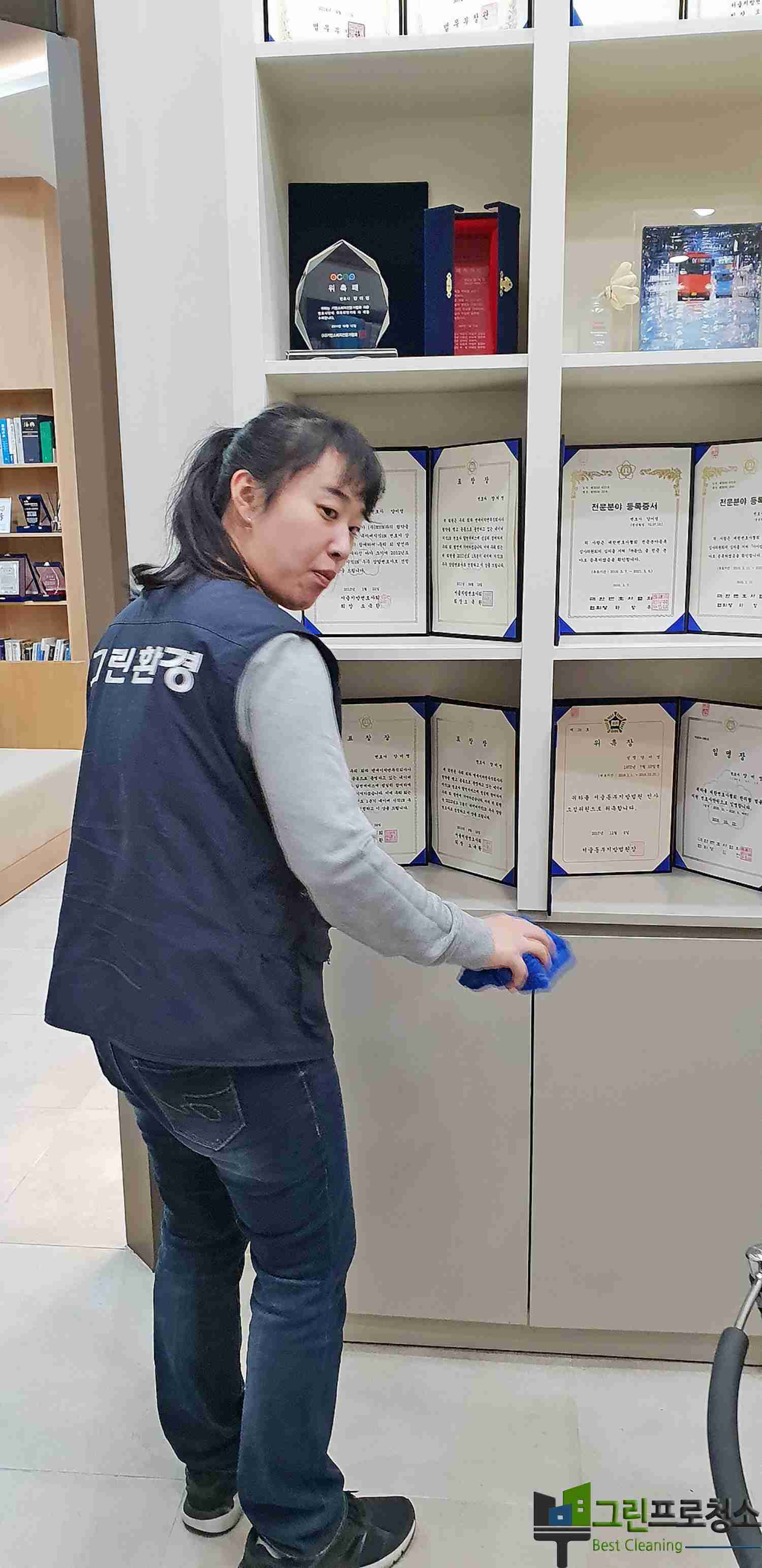 사무실 청소 시 사용하는 전문 장비