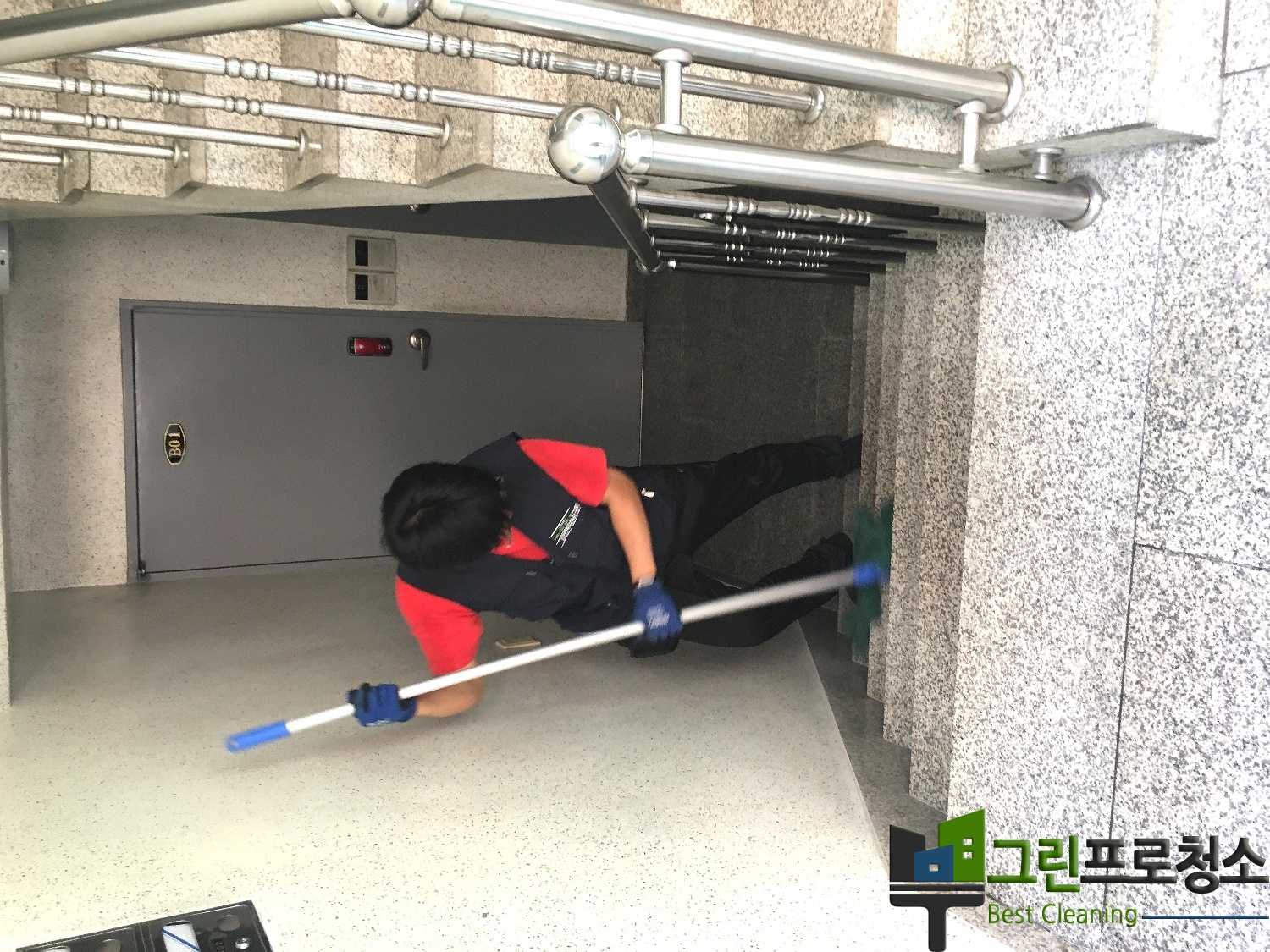 계단 청소 중 청소 도구 사용 사진