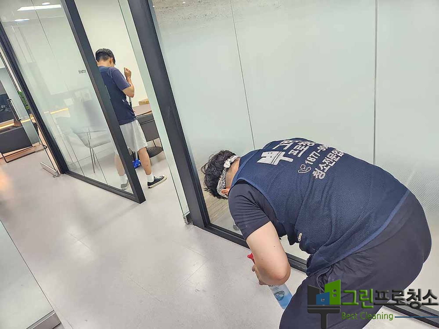 편안한 업무공간을 제공하는 쾌적한 사무실 이미지