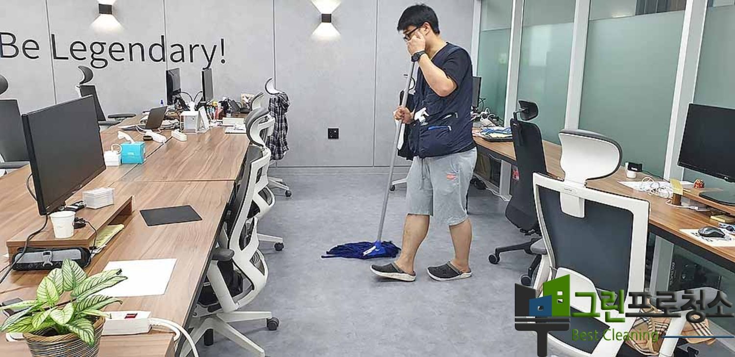 청소 중인 청라 오피스 내 회의실