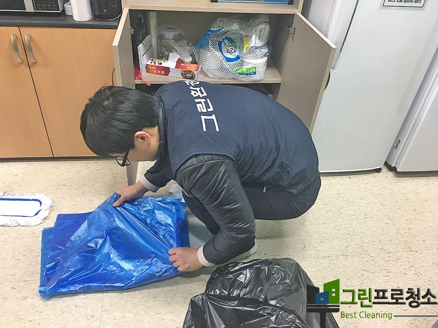정기적인 전문 청소도구 사용 이미지